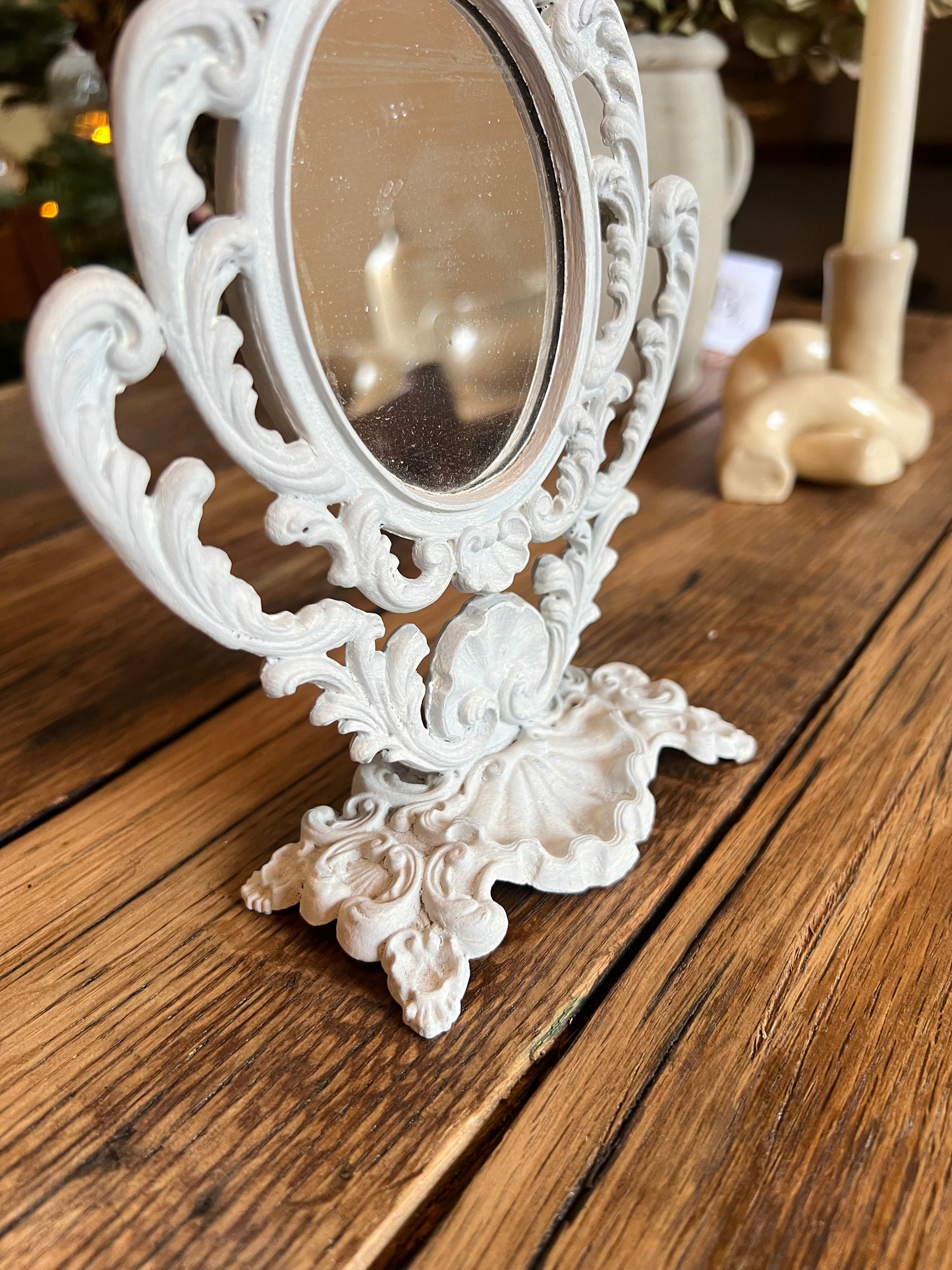 Mini miroir baroque, orientable, en métal, peint en beige.