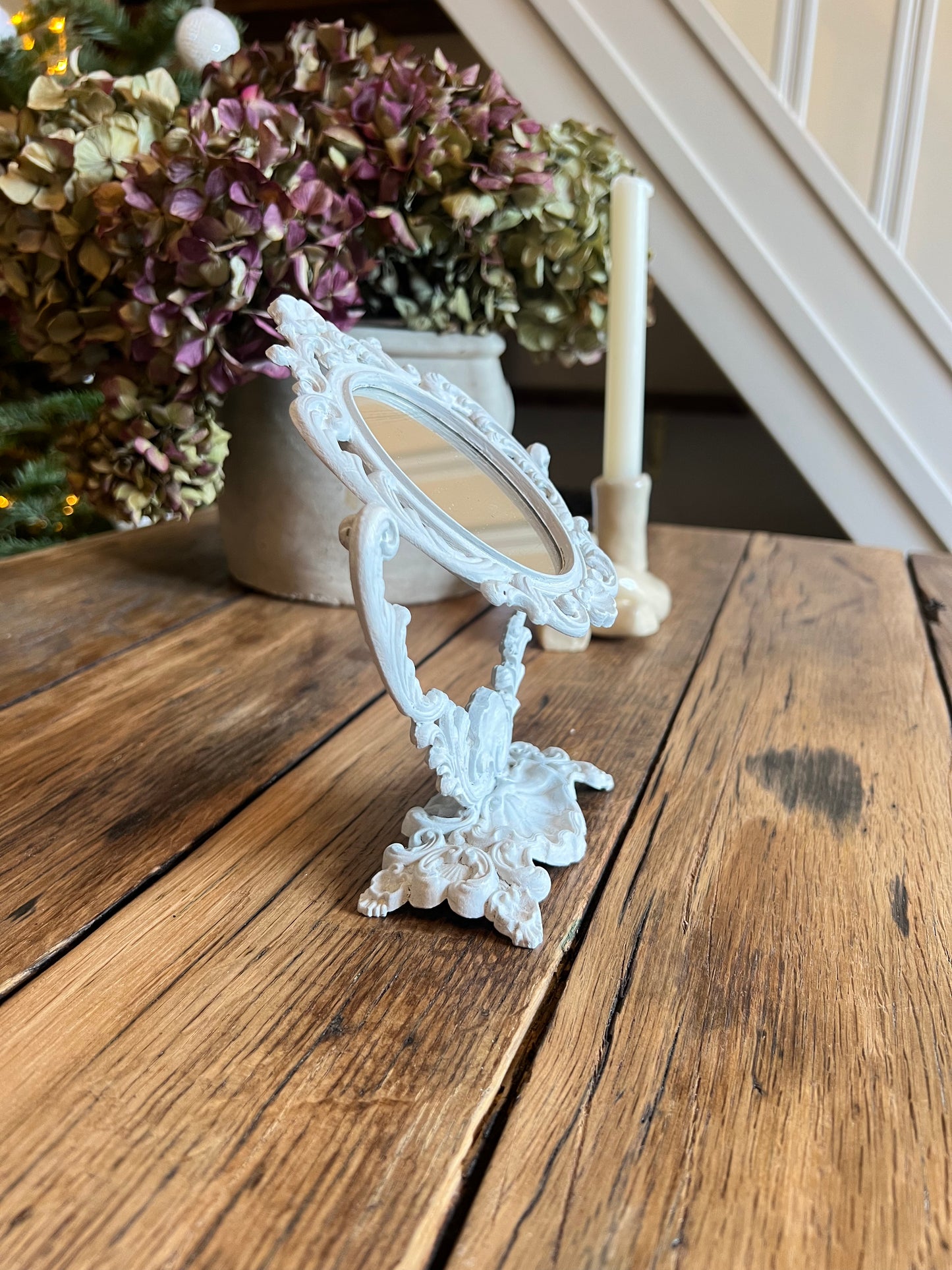 Mini miroir baroque, orientable, en métal, peint en beige.