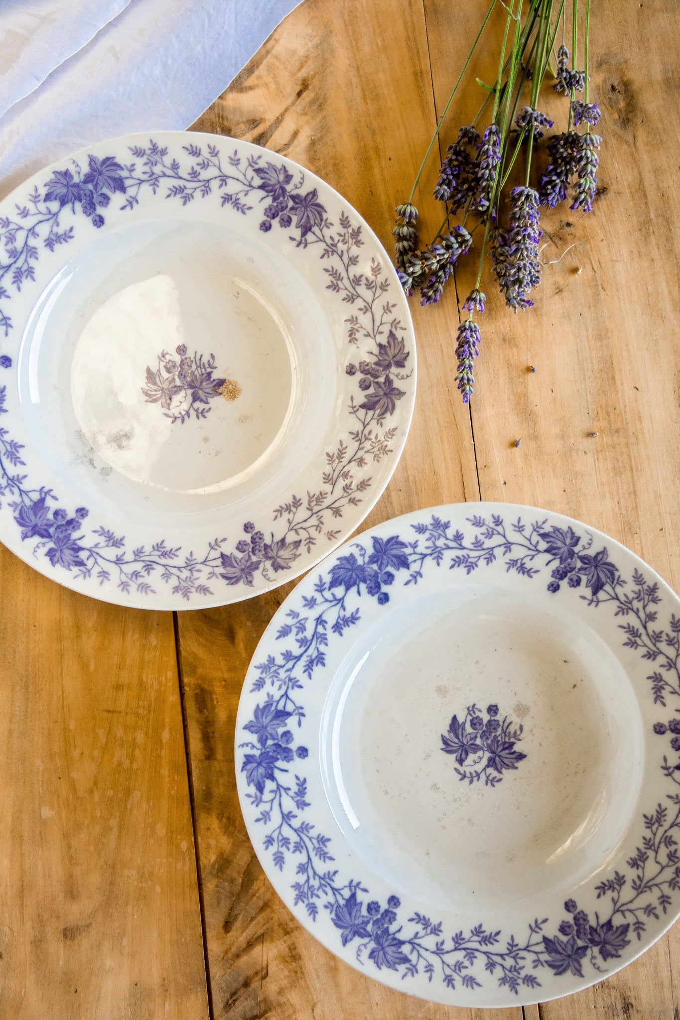 2 assiettes à soupe violettes
