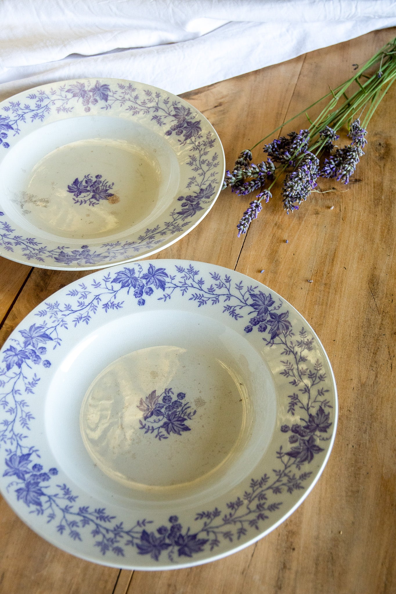 2 assiettes à soupe violettes