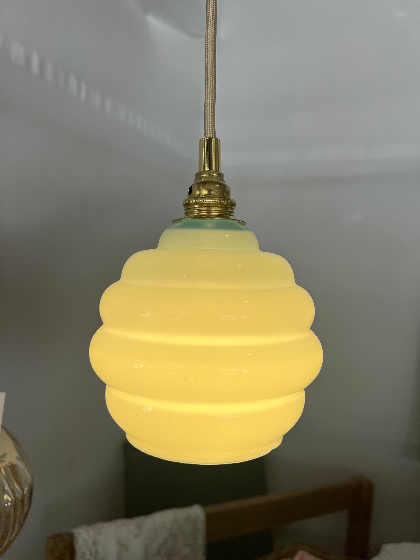 Baladeuse bleu bébé, l'électricité est neuve, la verrerie est chinée, douille e14.