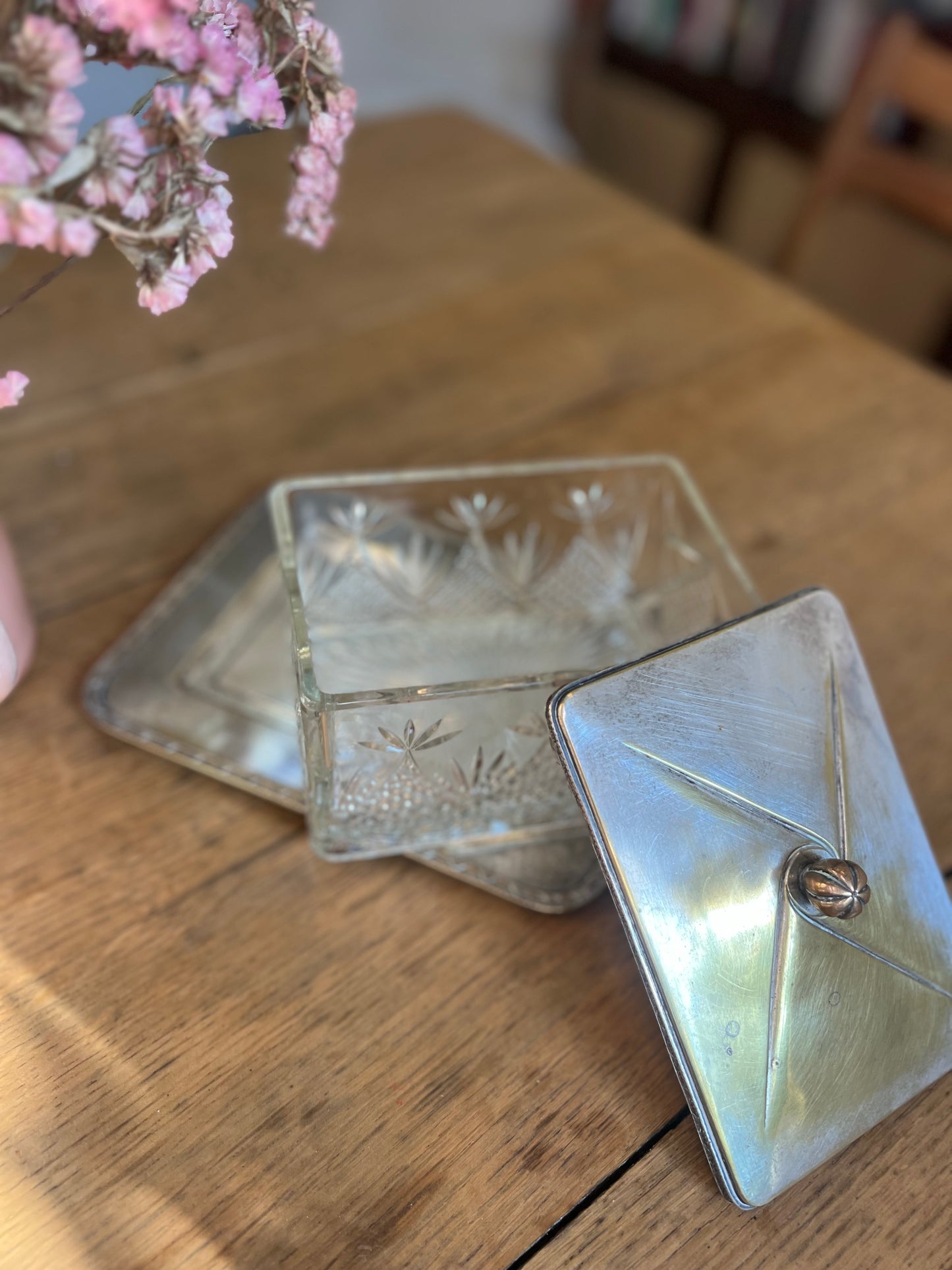 Bonbonnière en verre ciselé et métal, en parfait état.