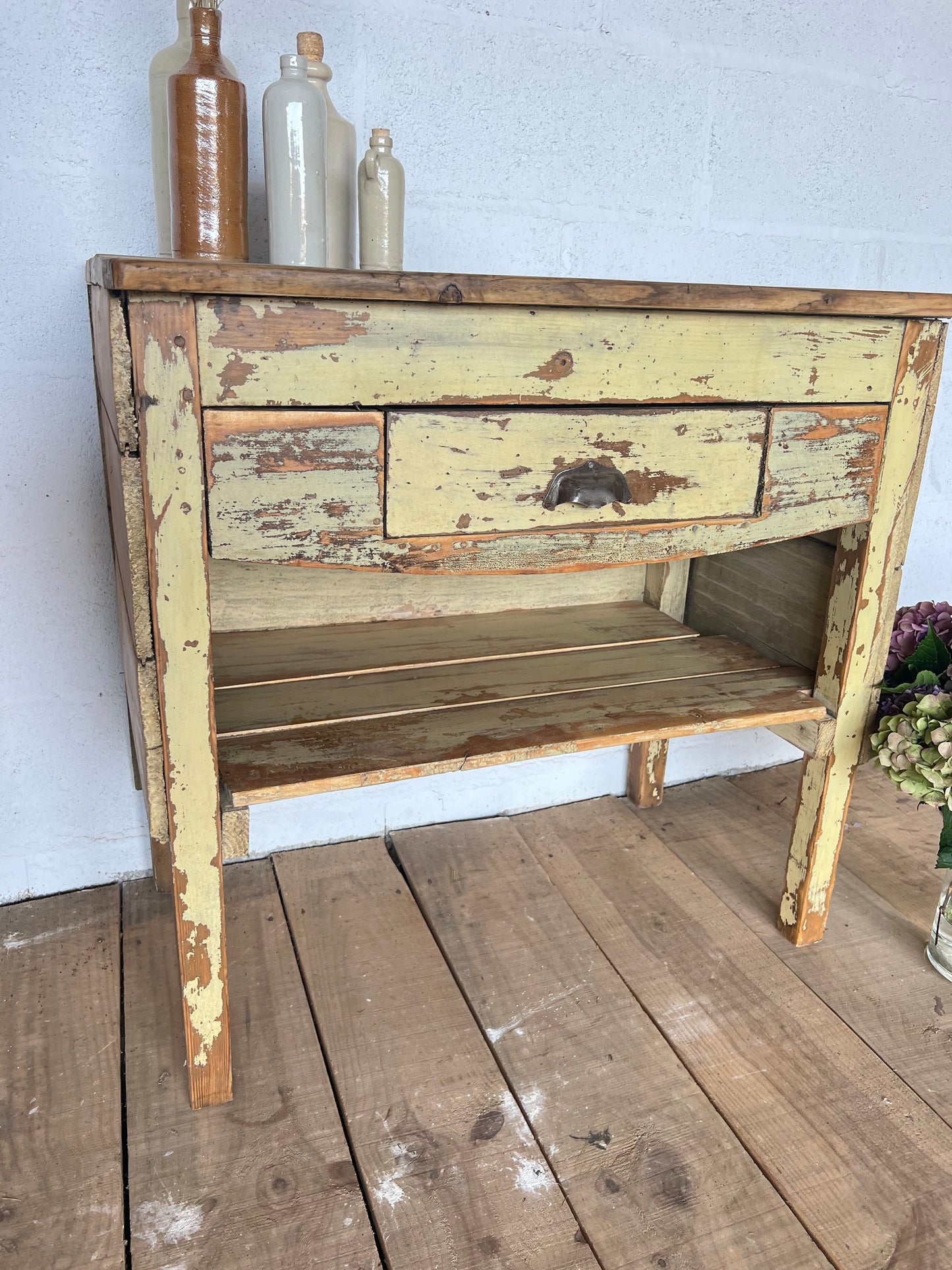 Meuble style billot, patine d'origine, idéal dans une cuisine.