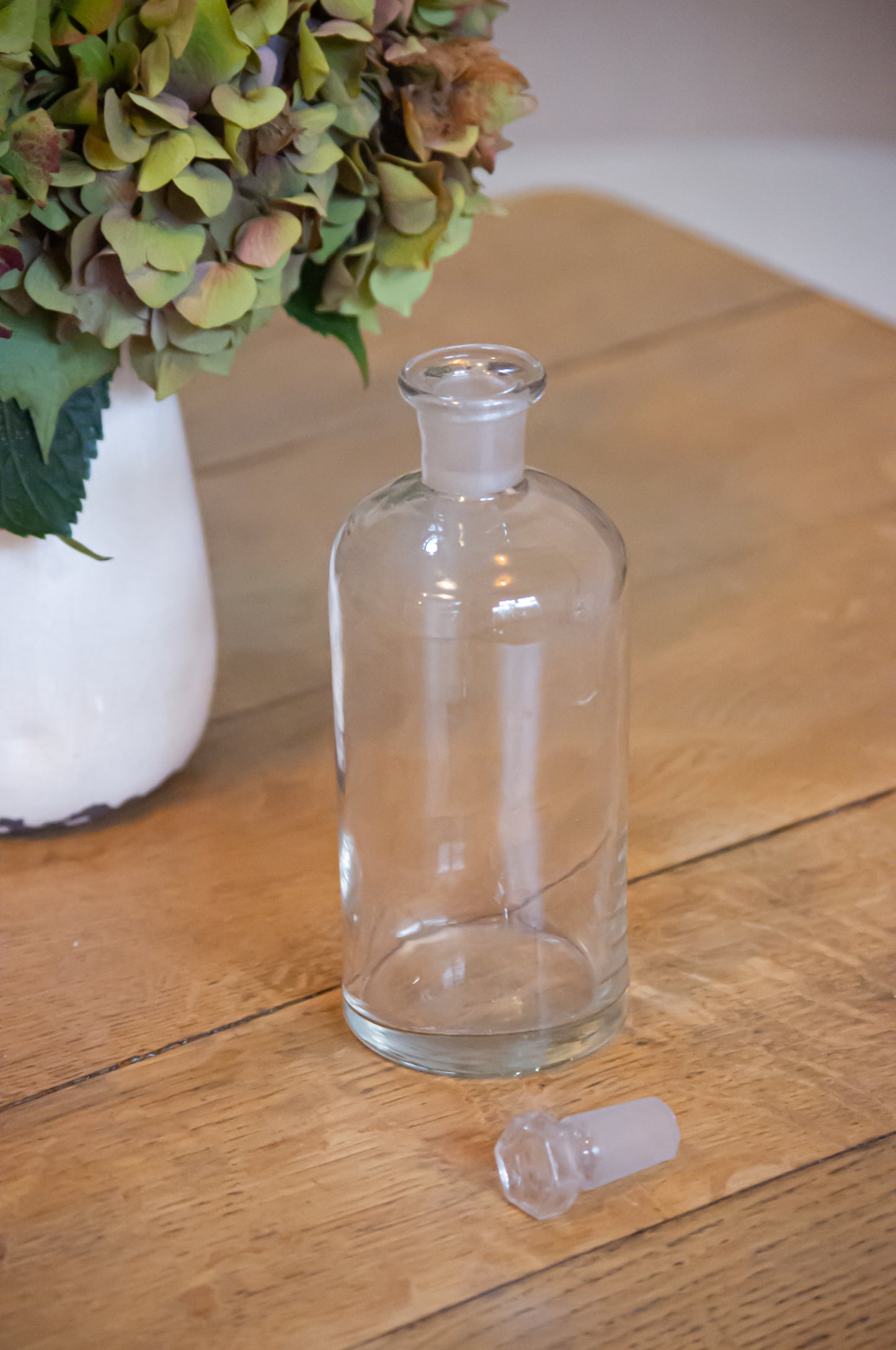 Bocal d'apothicaire transparent, avec son bouchon, à utiliser comme déco ou comme soliflore par exemple.