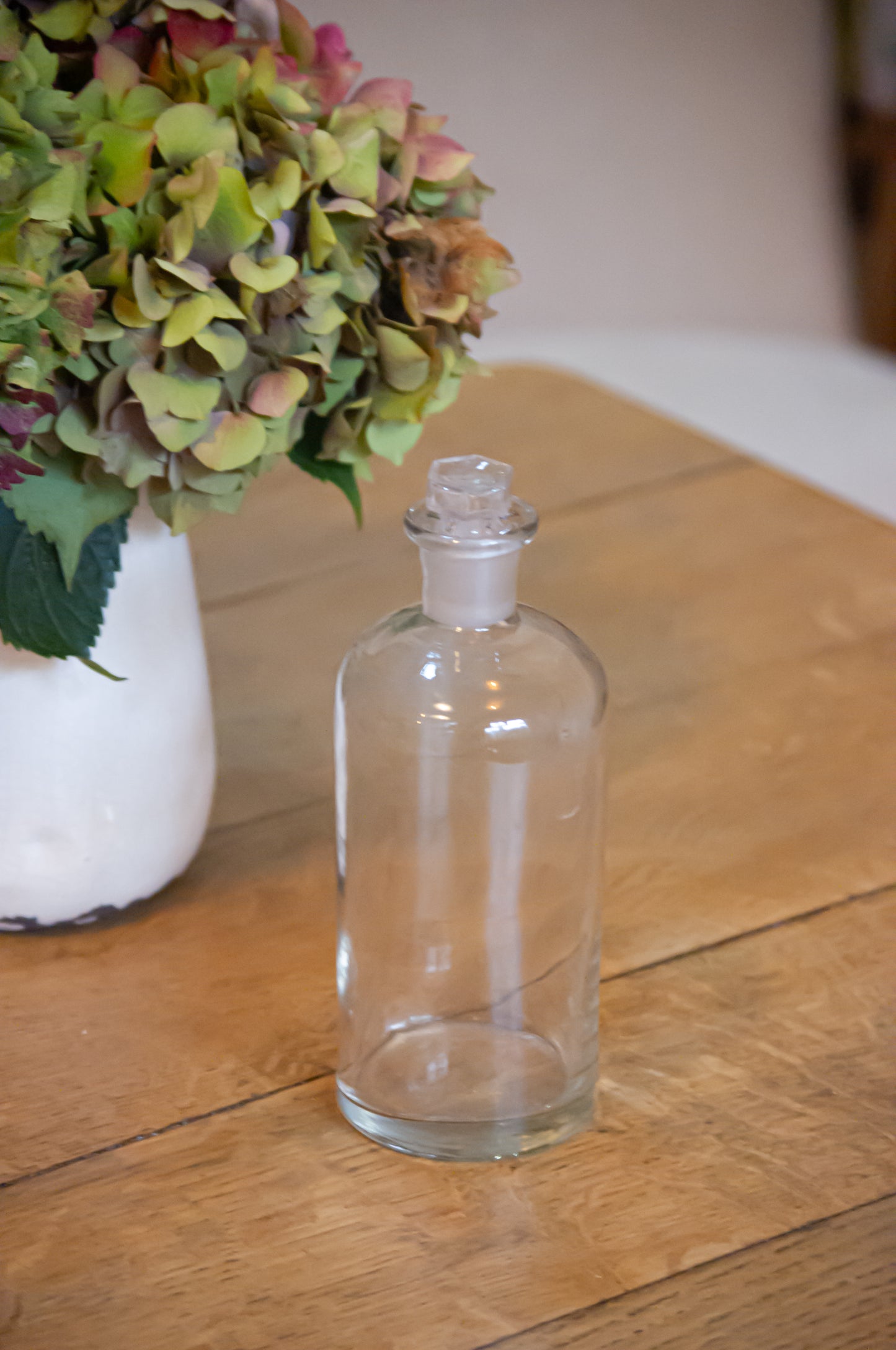 Bocal d'apothicaire transparent, avec son bouchon, à utiliser comme déco ou comme soliflore par exemple.