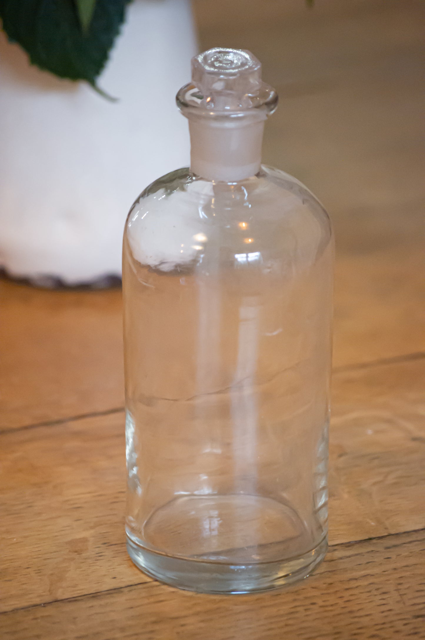 Bocal d'apothicaire transparent, avec son bouchon, à utiliser comme déco ou comme soliflore par exemple.