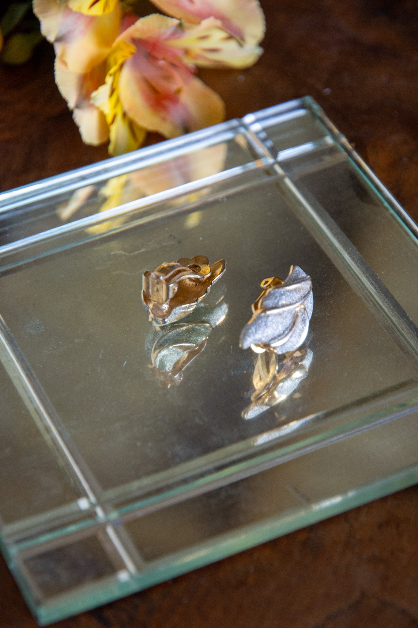 Boucles d'oreilles clip en métal argenté en forme de pétales