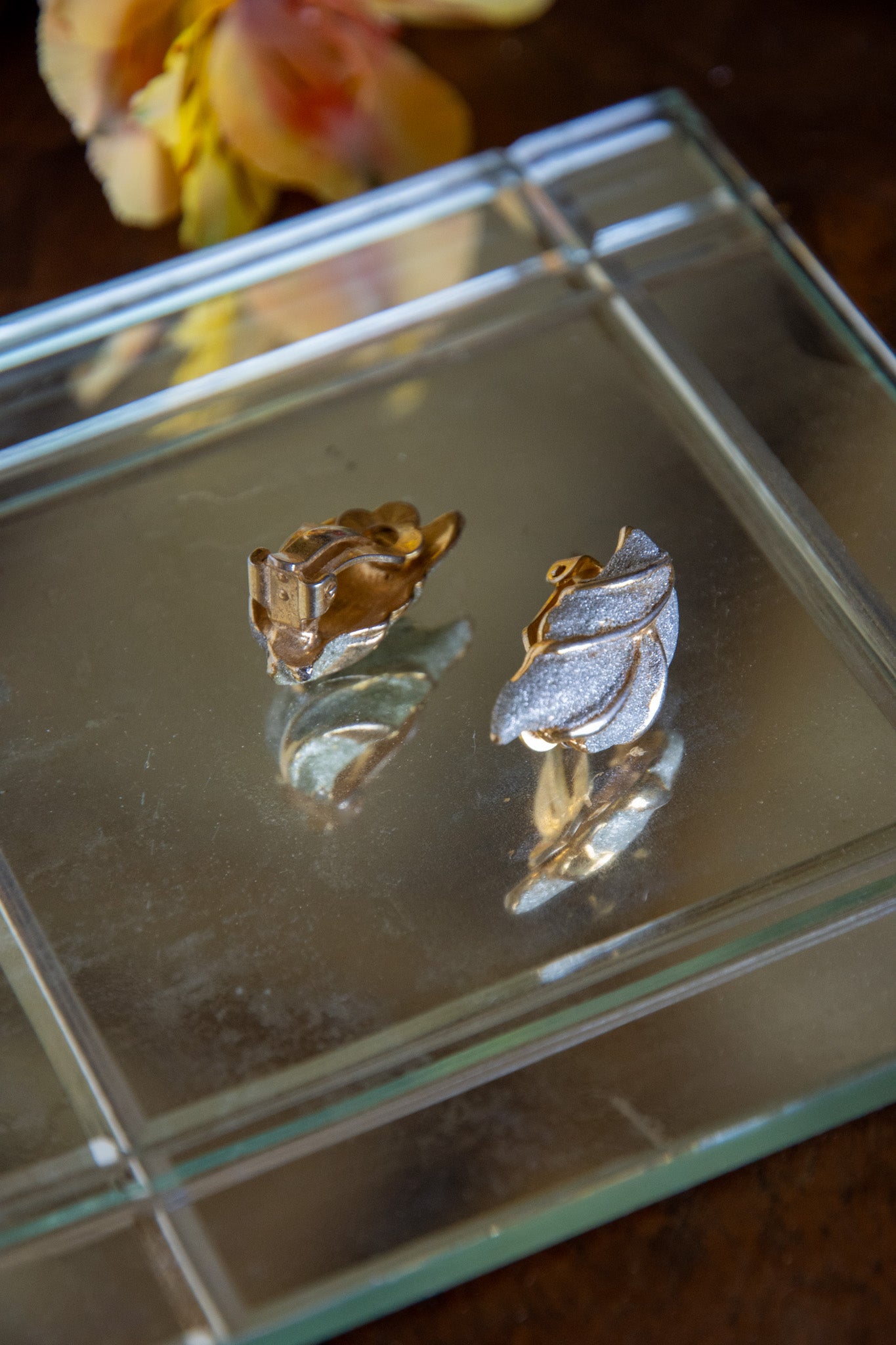 Boucles d'oreilles clip en métal argenté en forme de pétales