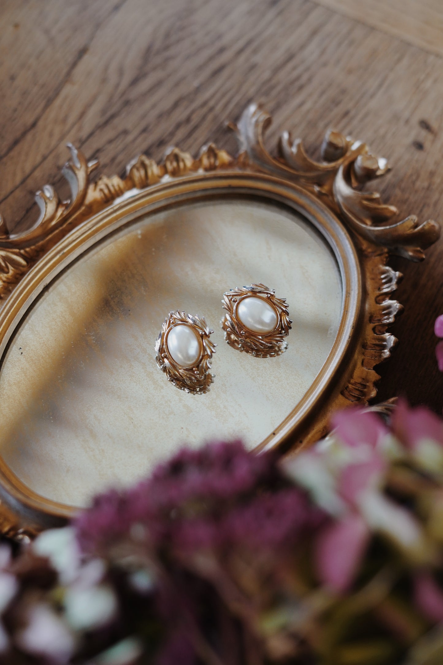 Boucles d'oreilles clip dorées et perles.