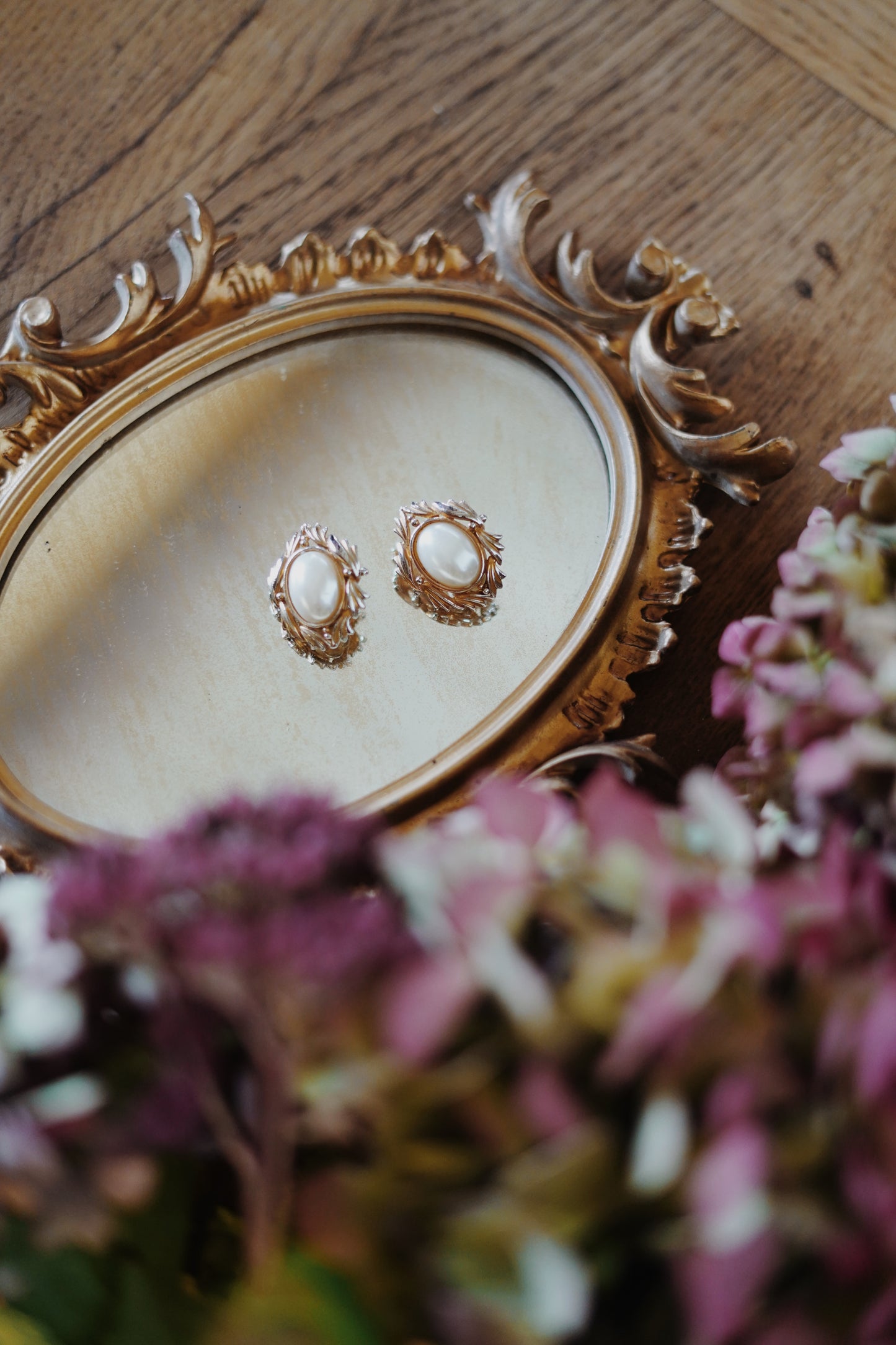 Boucles d'oreilles clip dorées et perles.