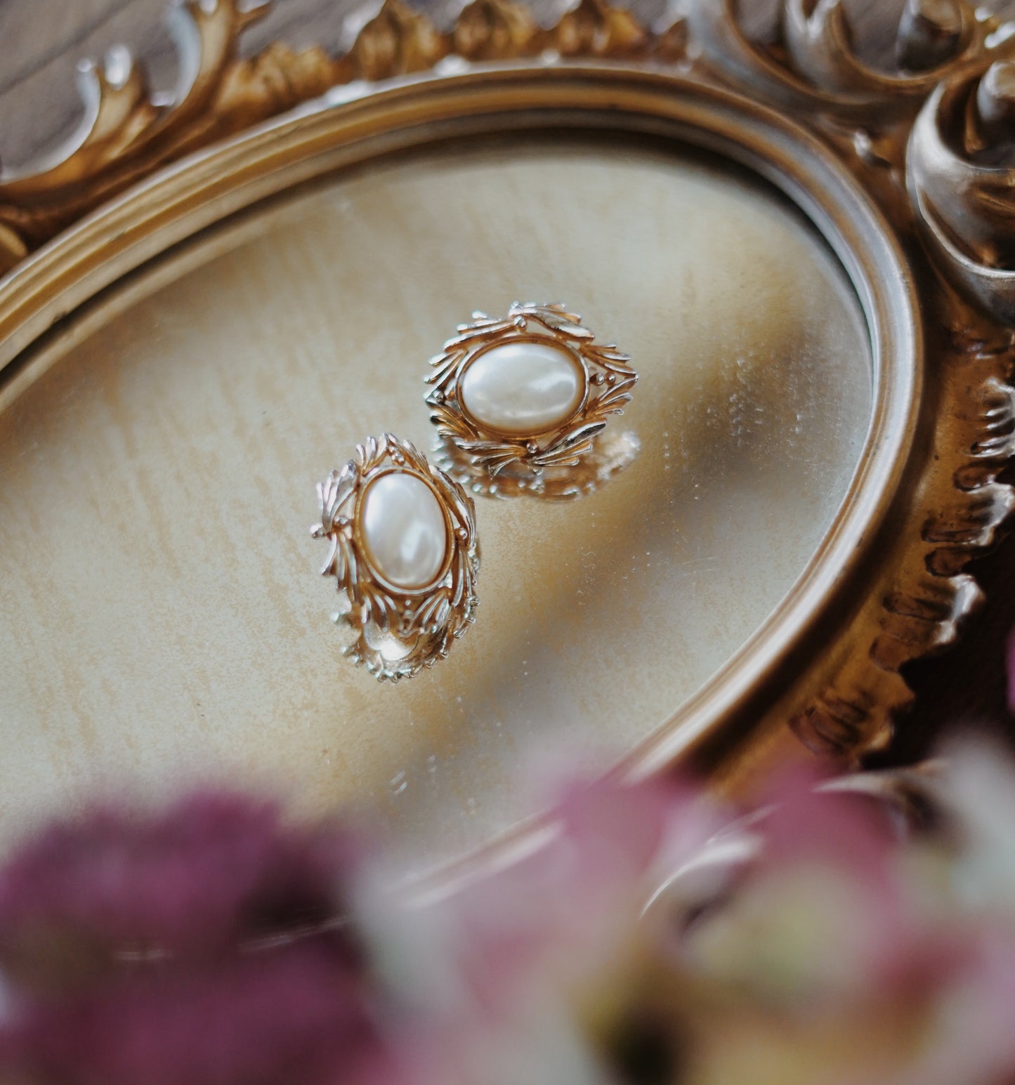 Boucles d'oreilles clip dorées et perles.