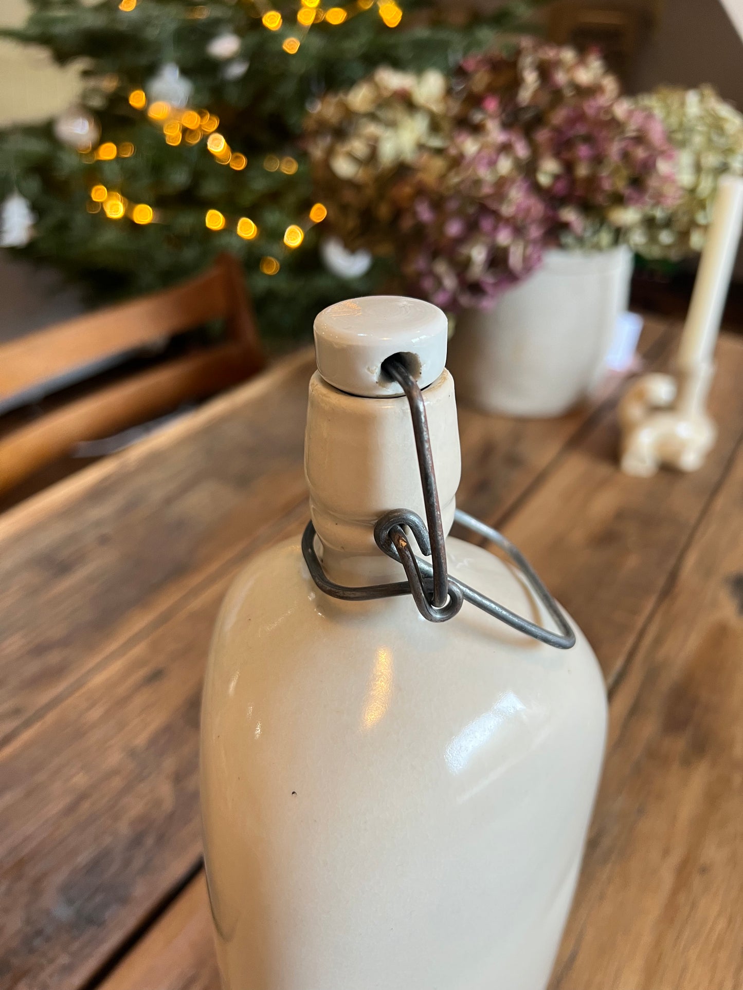 Bouteille beige, ancienne bouillotte, à utiliser comme carafe ou vase ou en décoration.