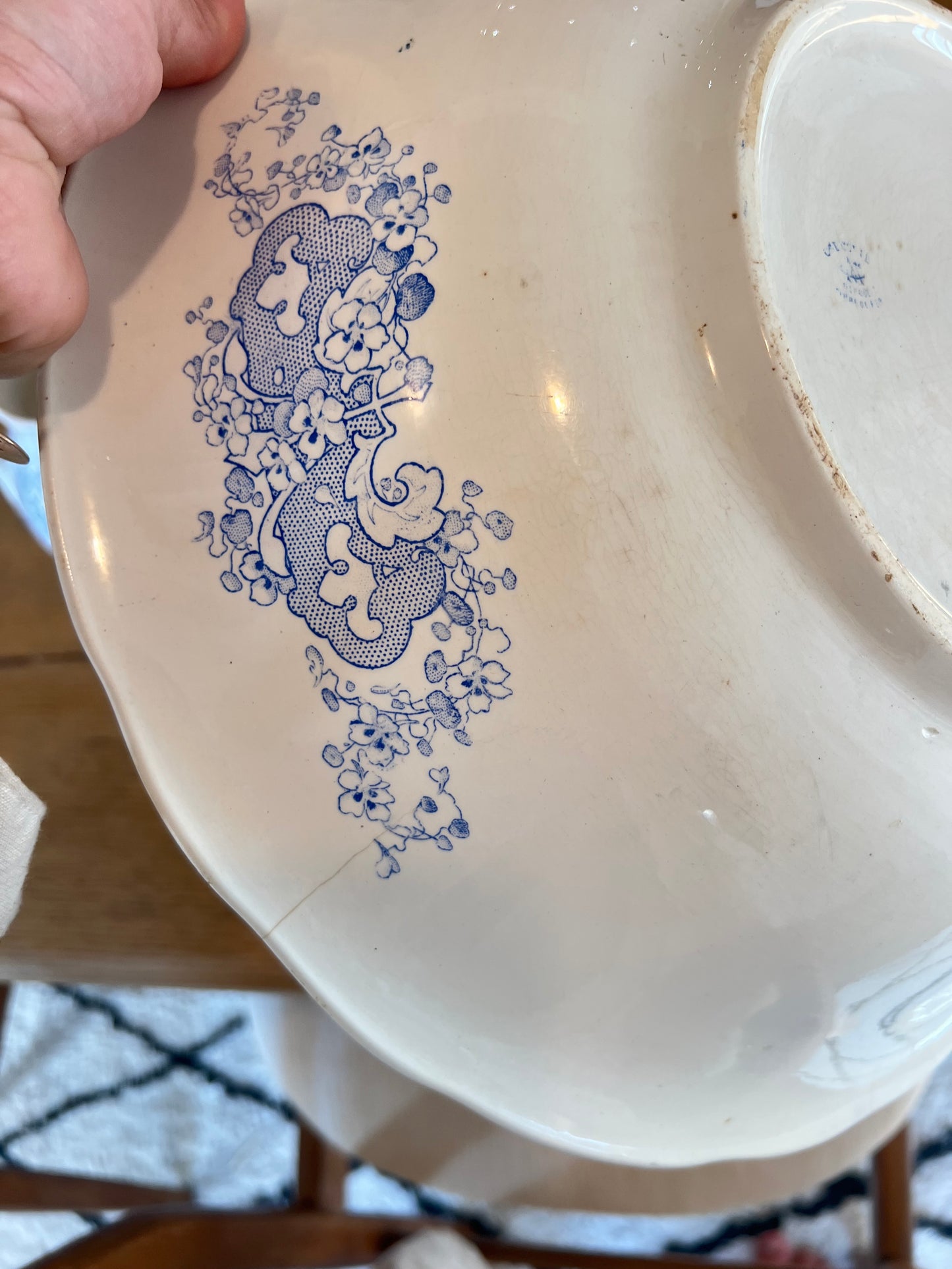 Broc et cuvette Creil et montereau, dessous du broc ébréché et un léger fêle sous la cuvette.