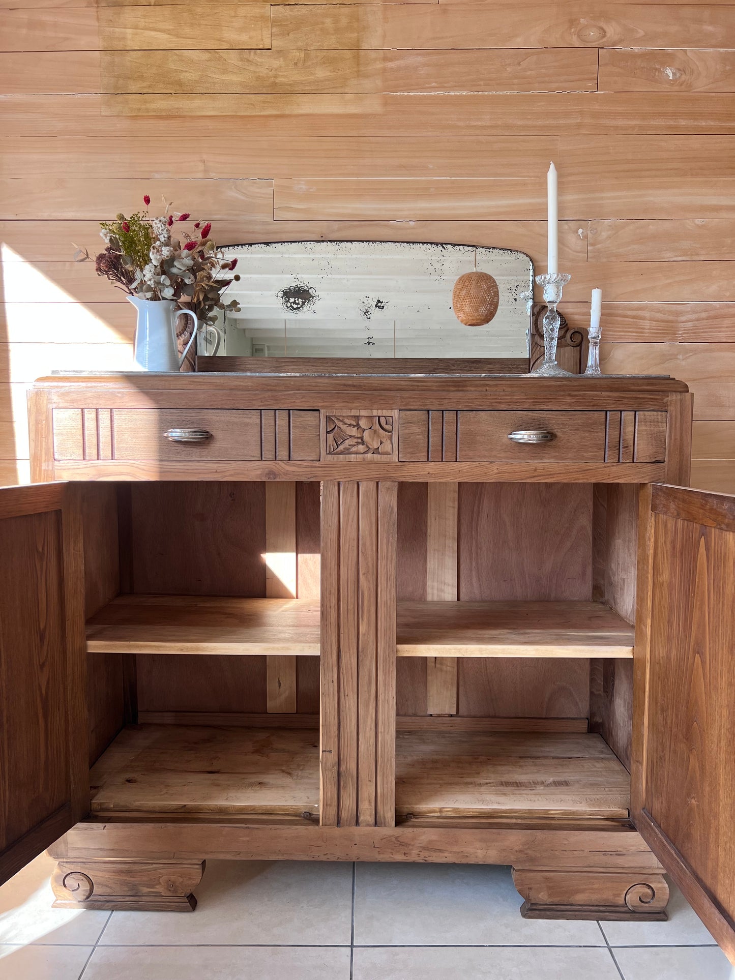 Buffet art déco, plateau en marbre, le miroir est piqué.