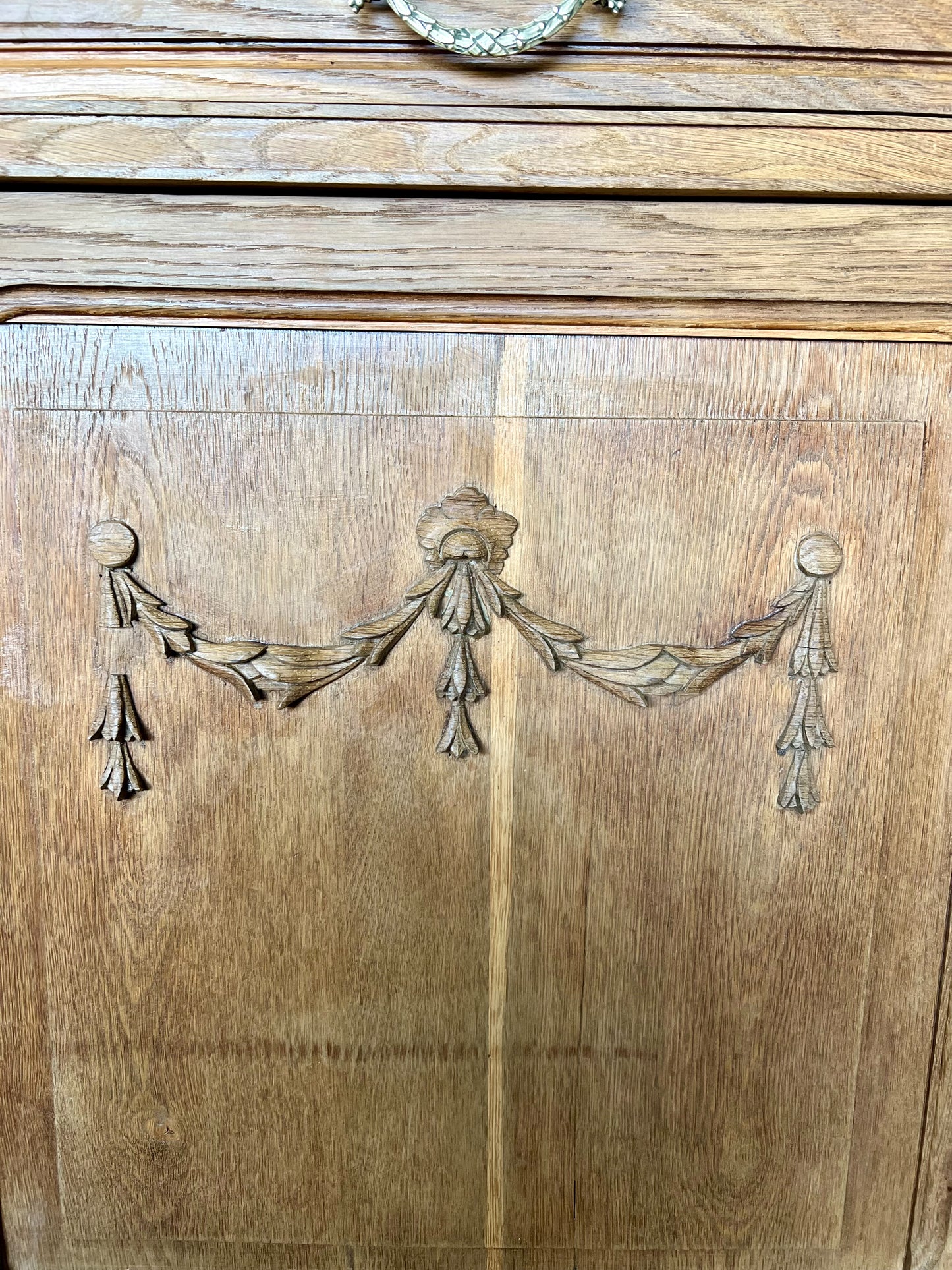 Buffet en chêne, superbe, très bon état, ferrures en laiton, ne ferme pas à clé.