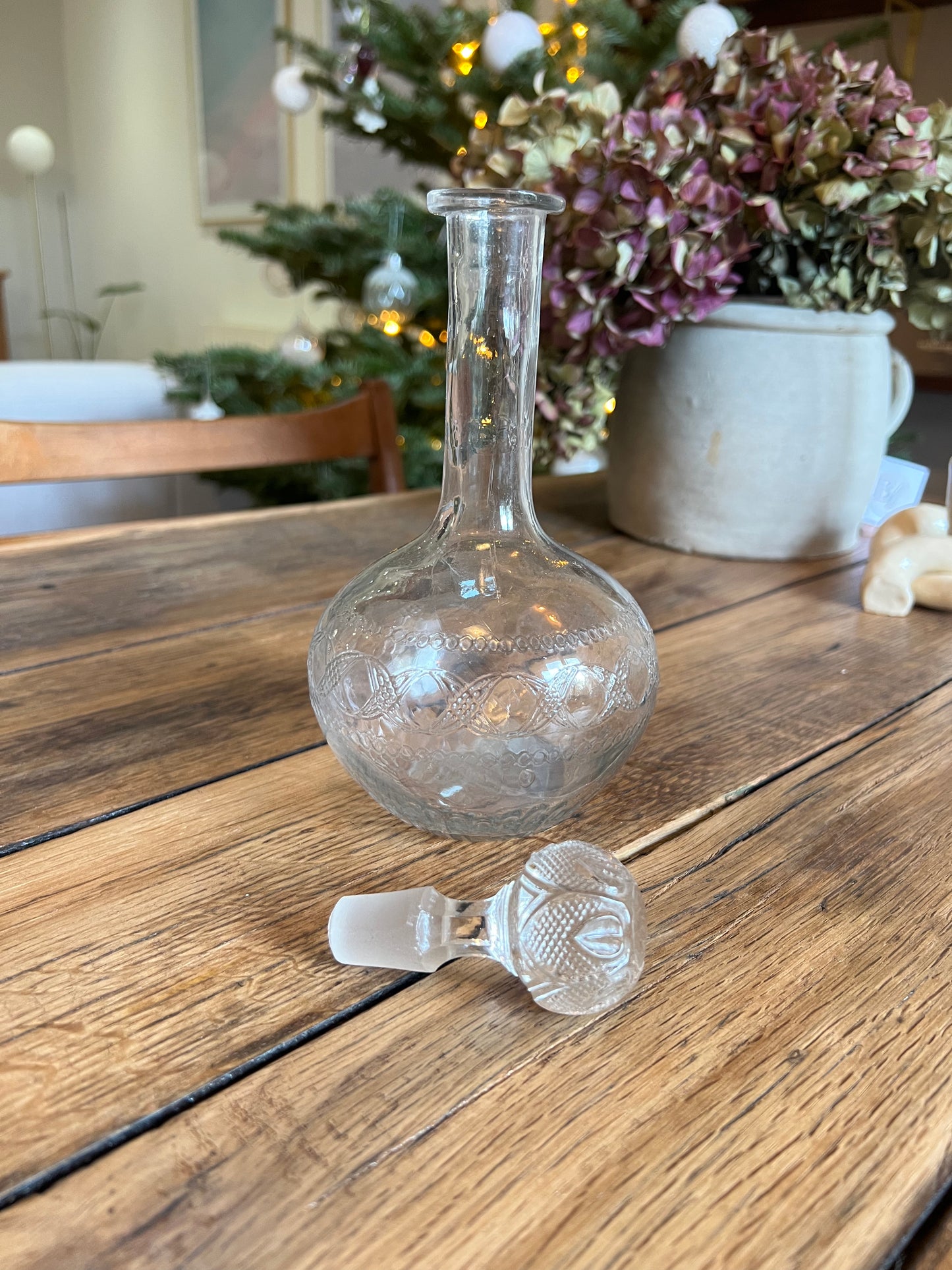 Carafe en verre, le bouchon n'est pas d'origine.