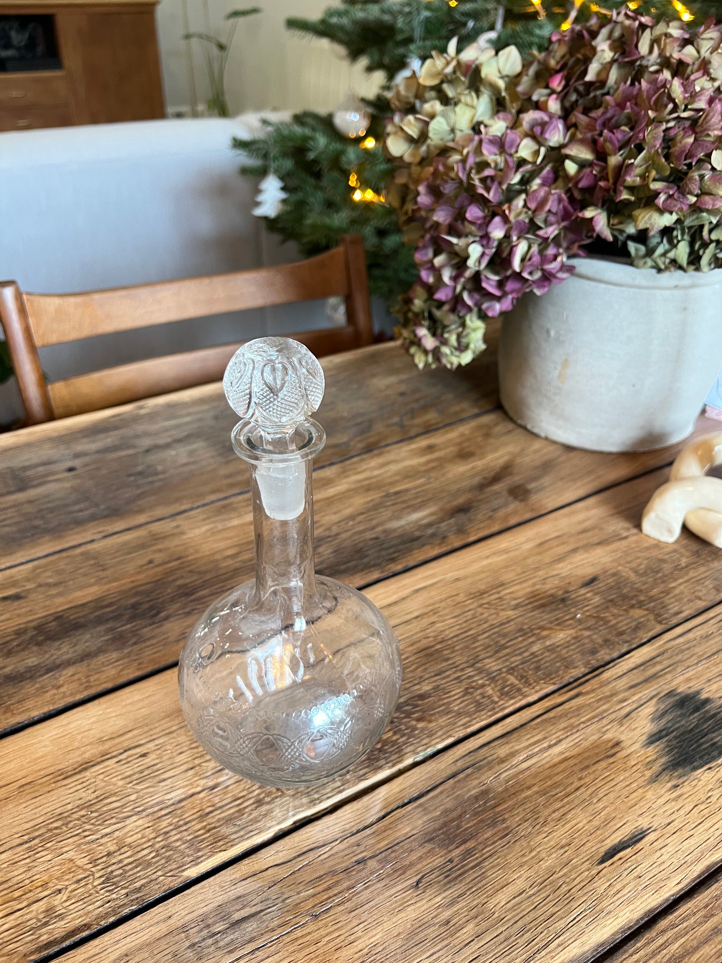 Carafe en verre, le bouchon n'est pas d'origine.