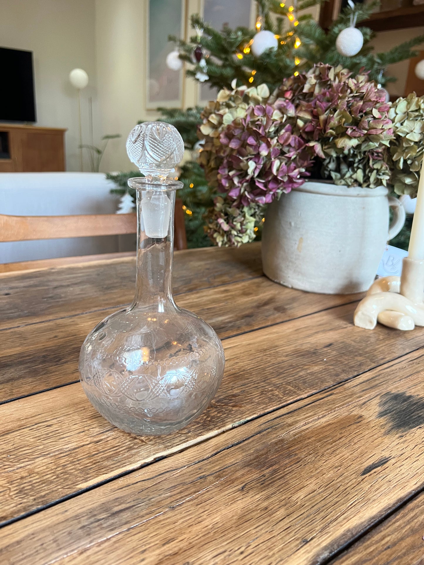 Carafe en verre, le bouchon n'est pas d'origine.
