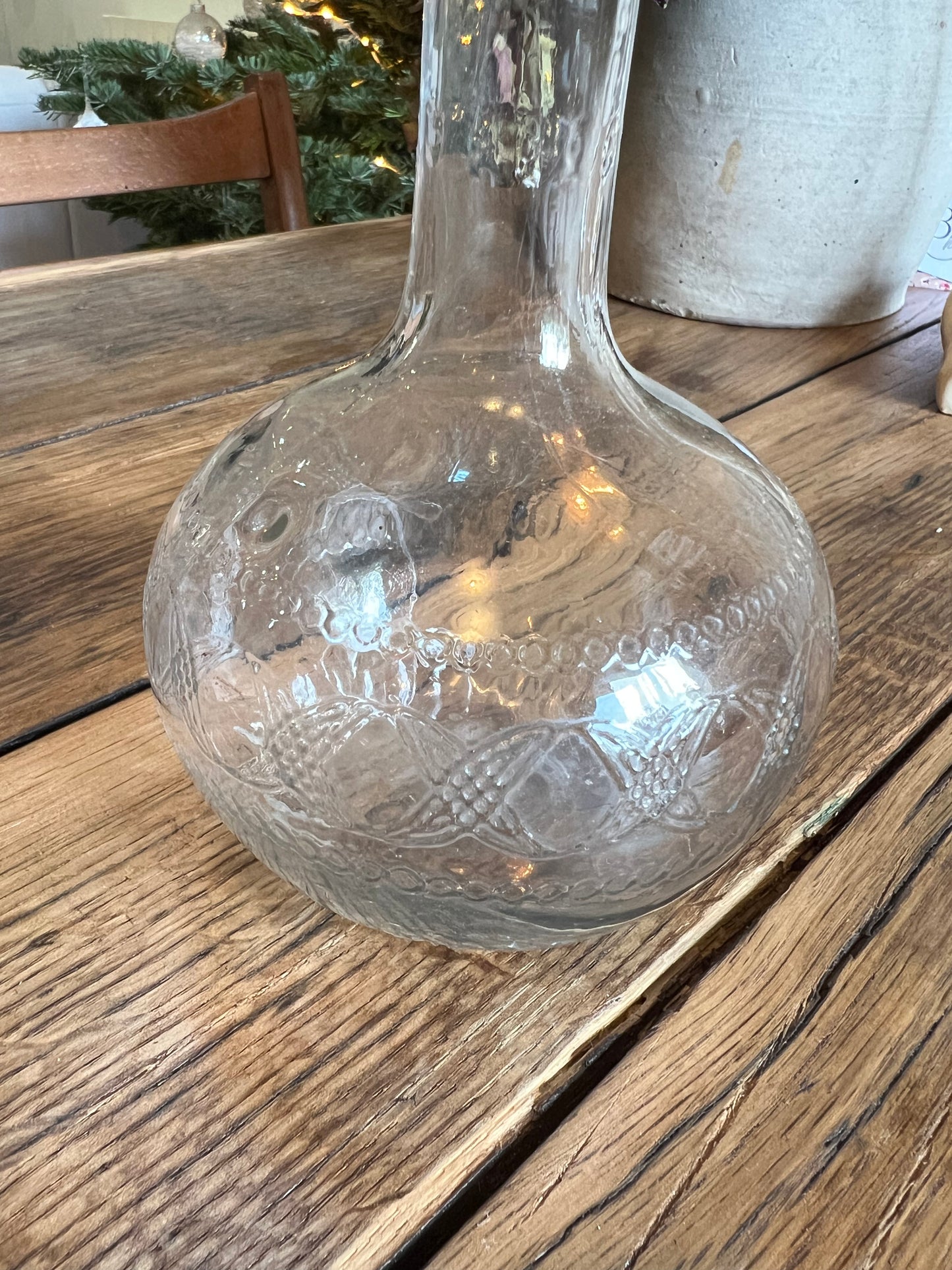 Carafe en verre, le bouchon n'est pas d'origine.
