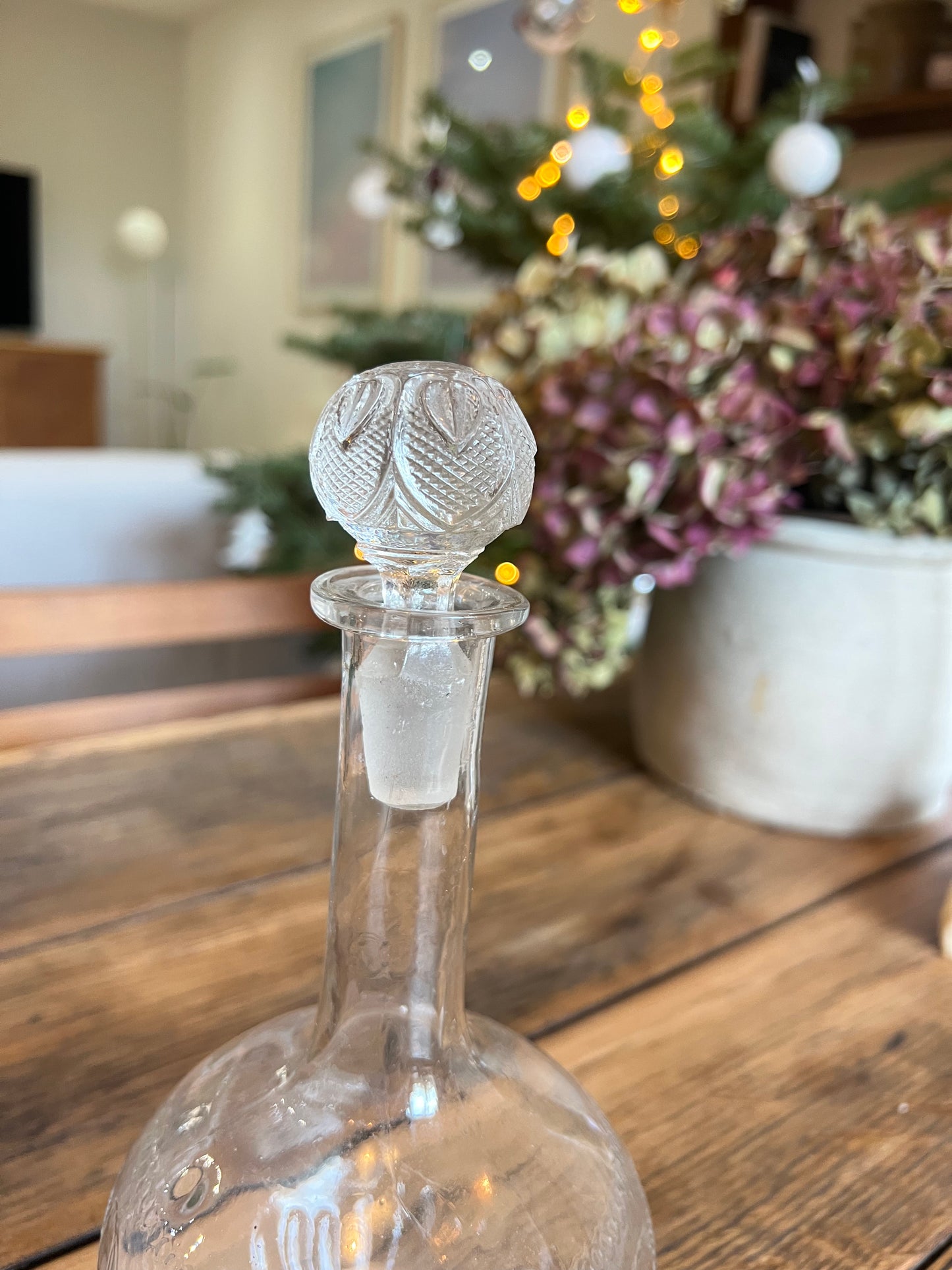 Carafe en verre, le bouchon n'est pas d'origine.
