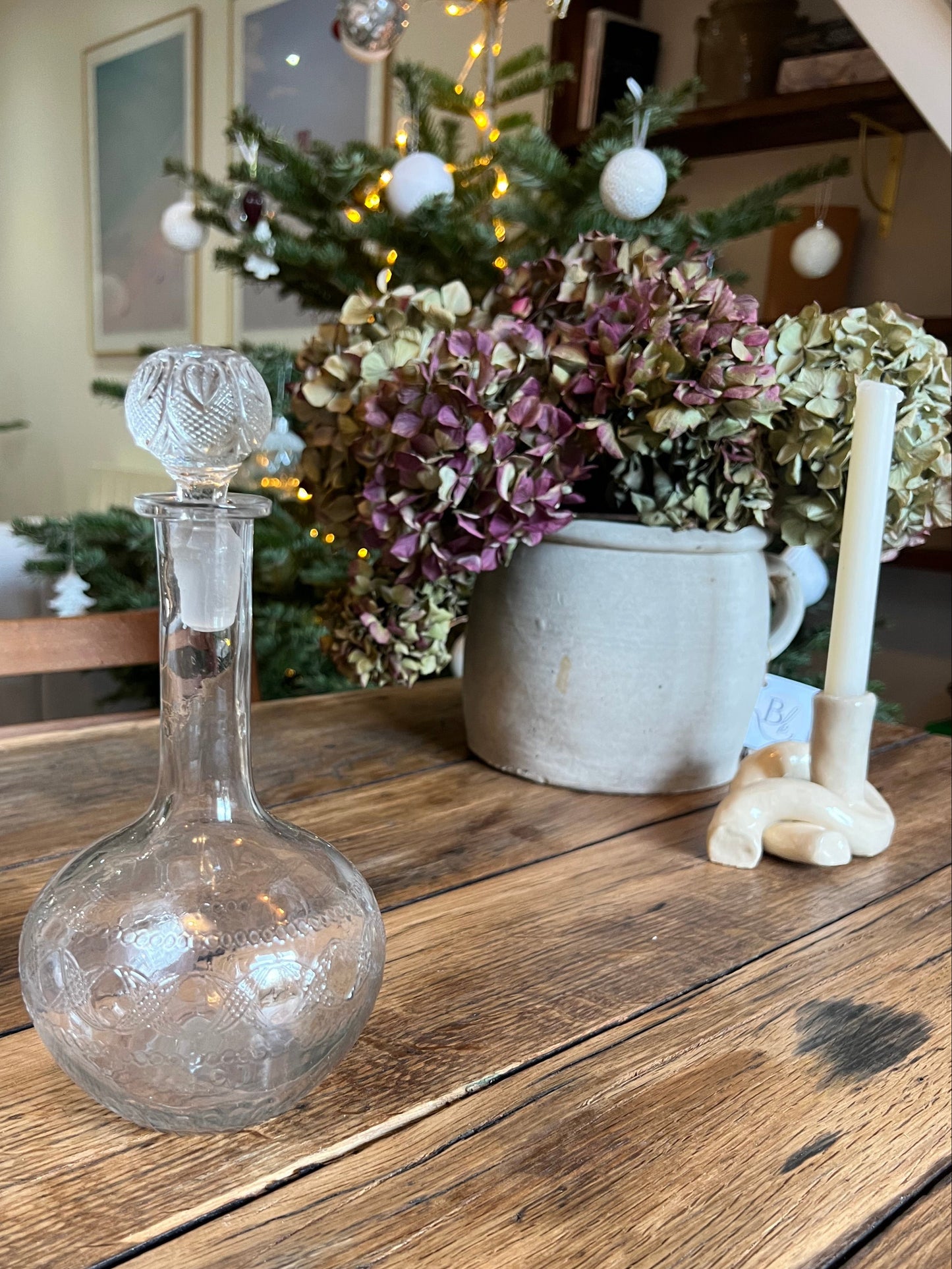 Carafe en verre, le bouchon n'est pas d'origine.