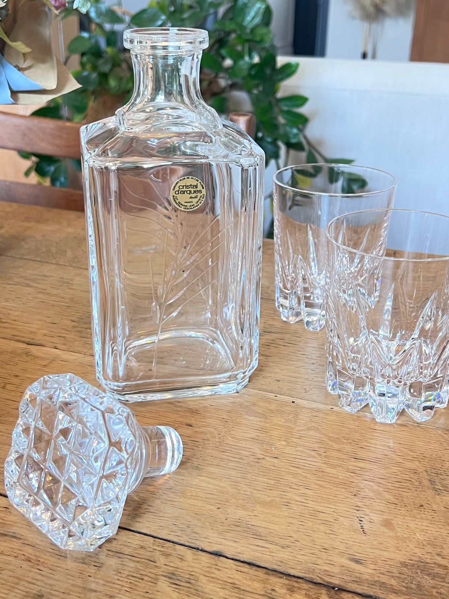 Carafe à whisky et 4 verres en cristal, parfait état.