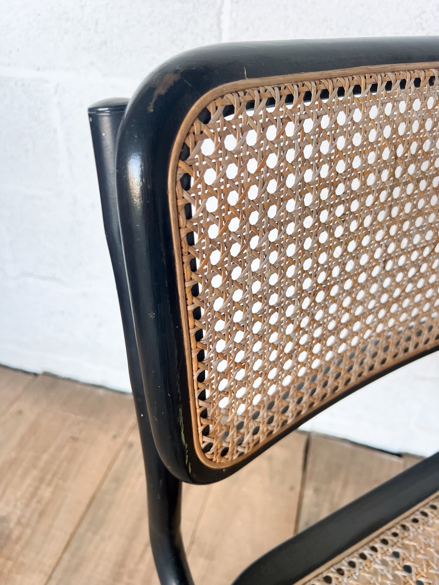 Chaise cannée en bois, cannage et métal, le métal à quelques marques, le bois est abimé sur la droite.