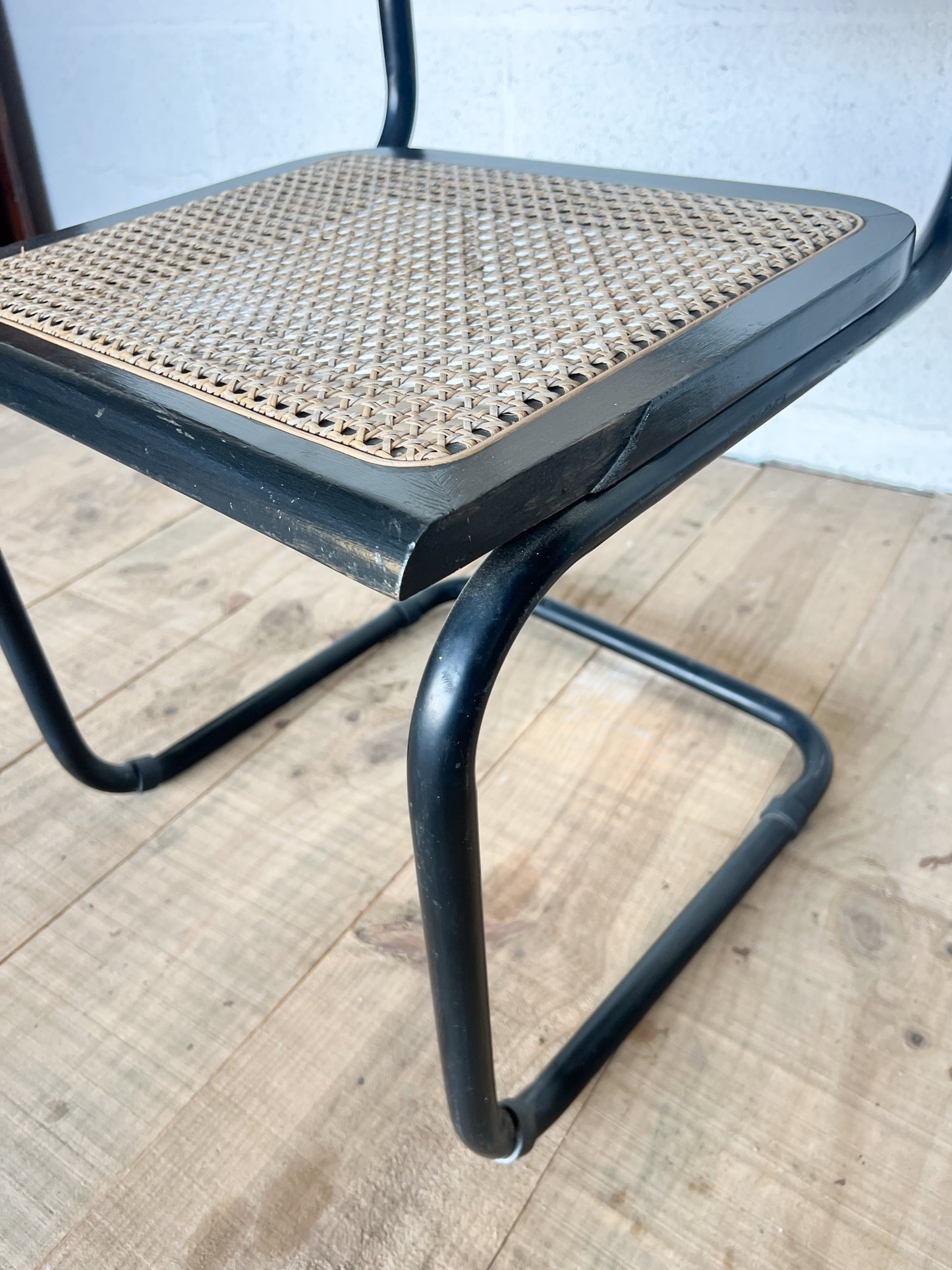 Chaise cannée en bois, cannage et métal, le métal à quelques marques, le bois est abimé sur la droite.
