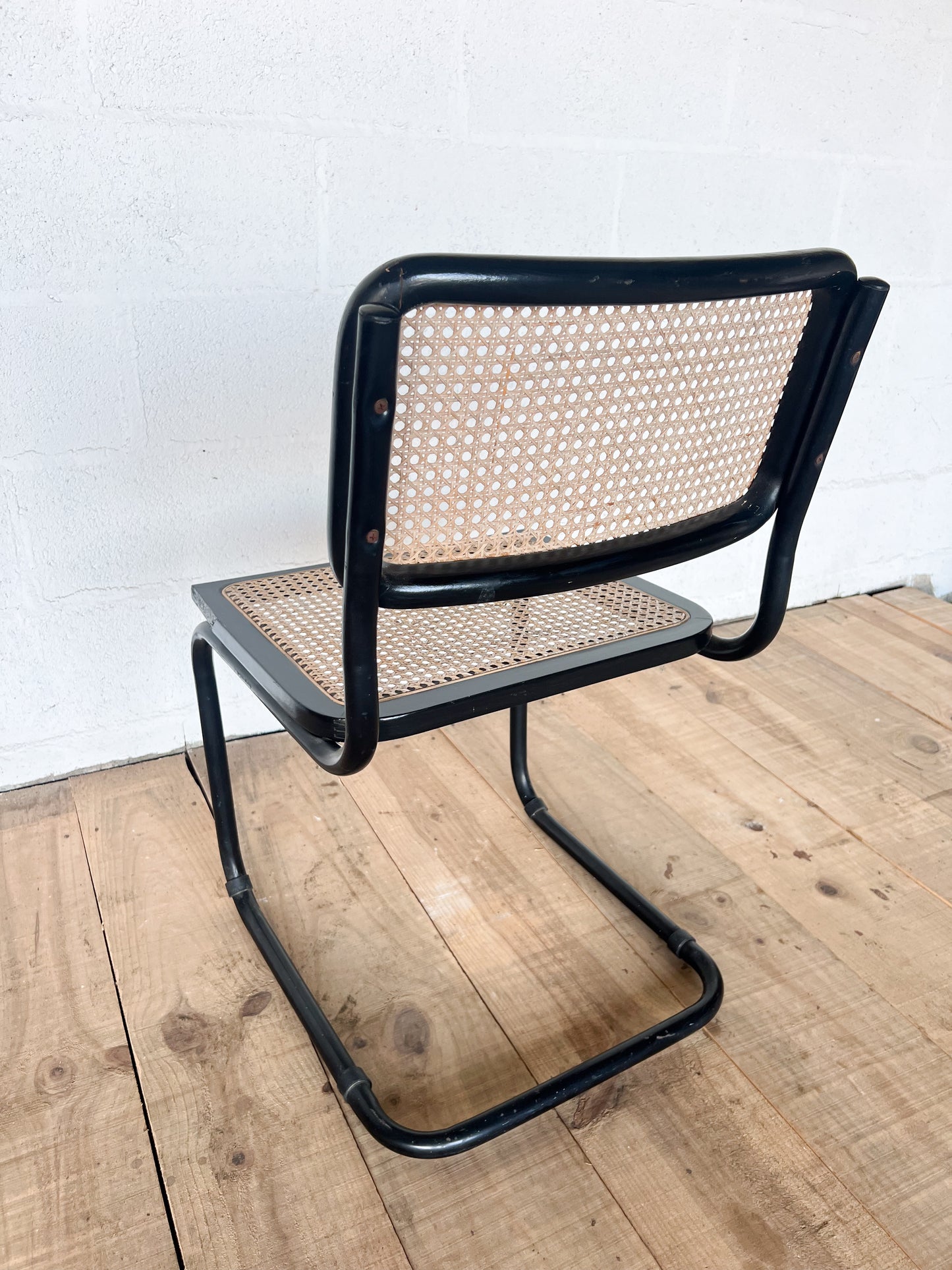 Chaise cannée en bois, cannage et métal, le métal à quelques marques, le bois est abimé sur la droite.