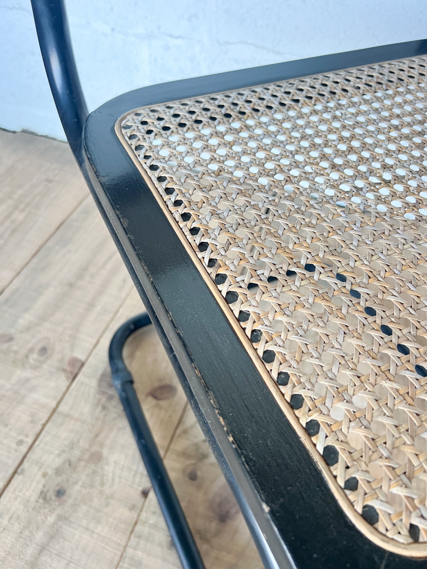 Chaise cannée en bois, cannage et métal, le métal à quelques marques, le bois est abimé sur la droite.
