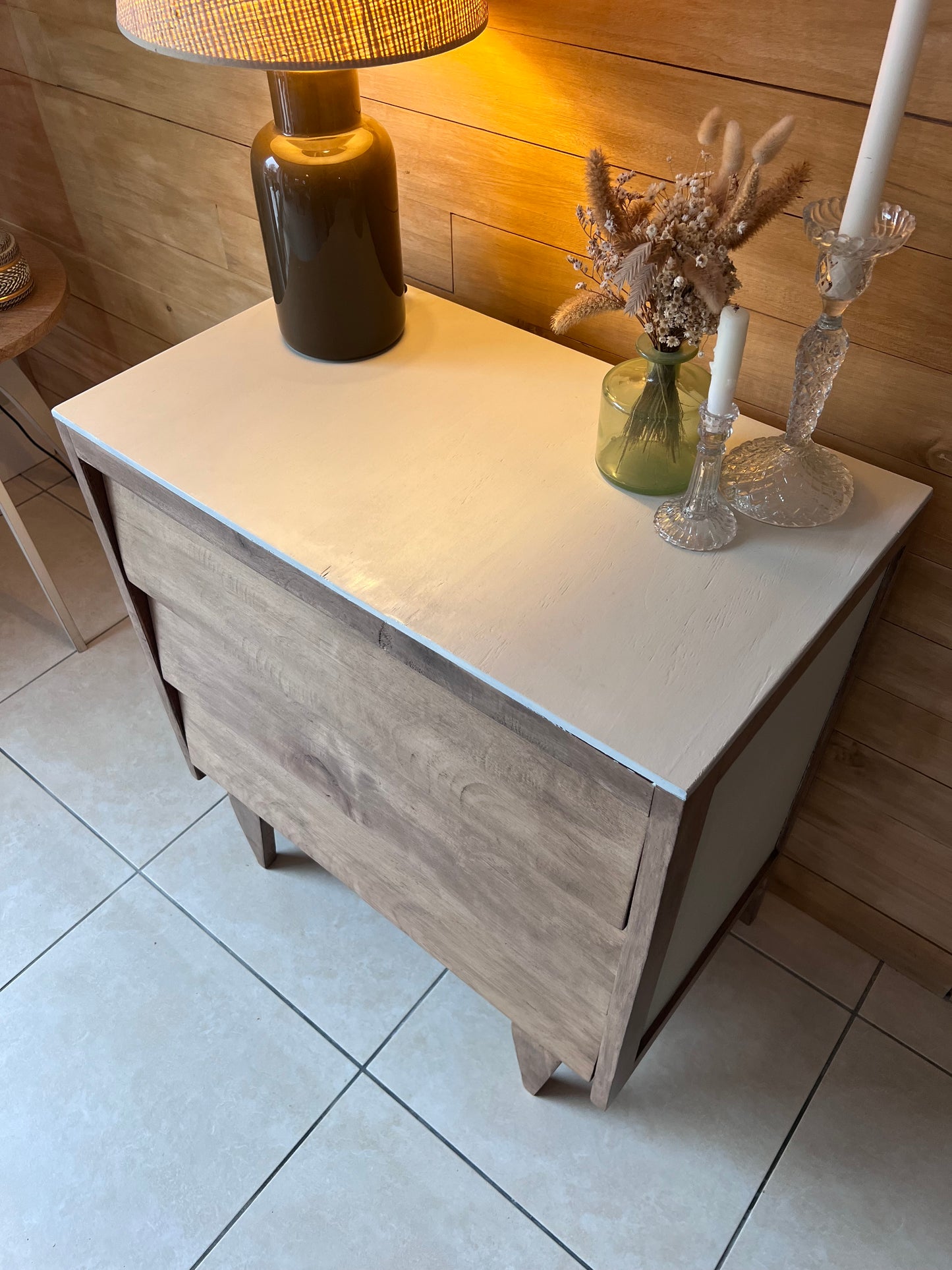 Petite commode années 60, plateau et panneaux peints, idéale pour une chambre d'enfant.