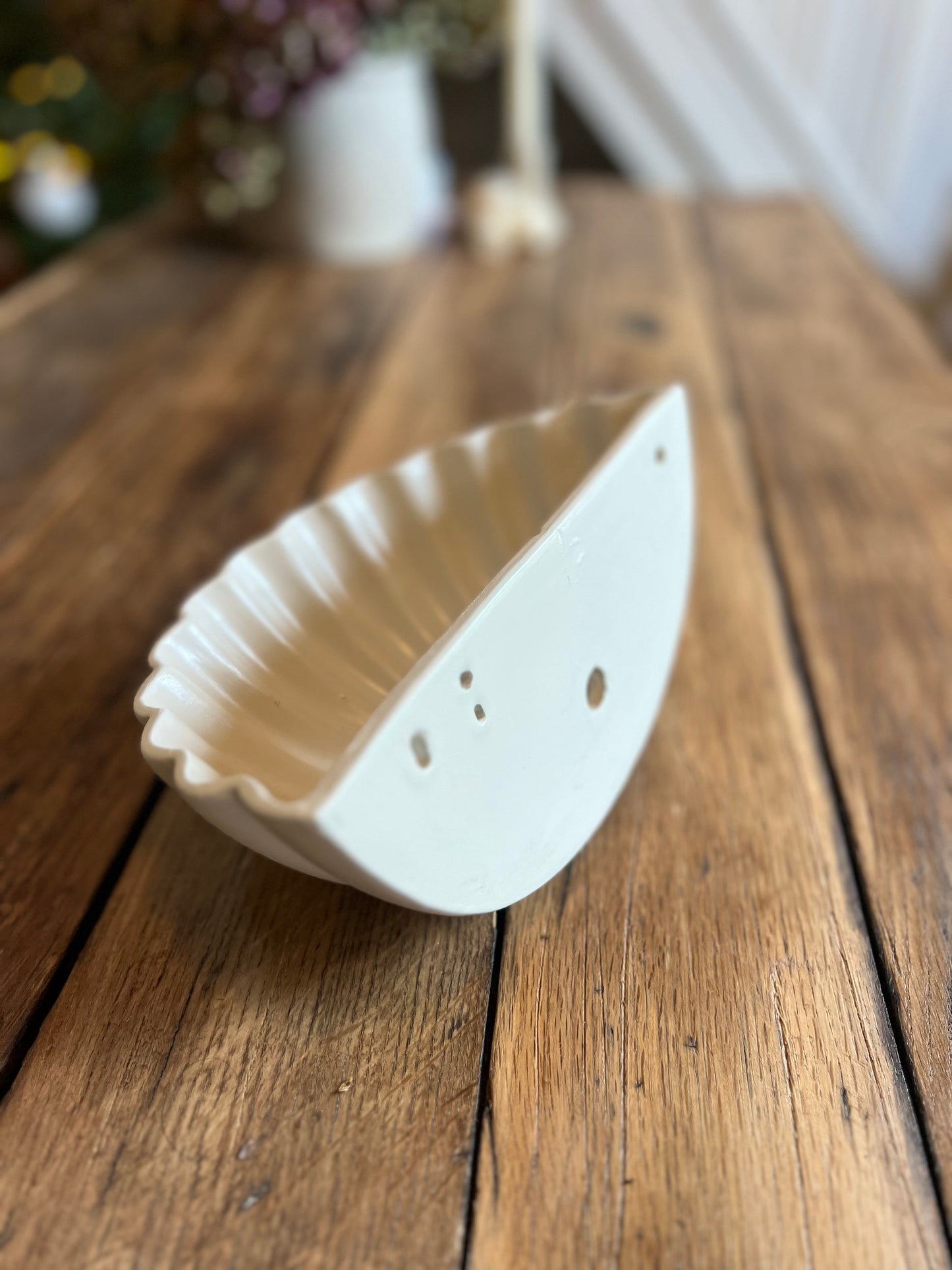 Coupelle à fixer au mur, à utiliser comme vide poche par exemple, peut aussi être adapté comme luminaire.