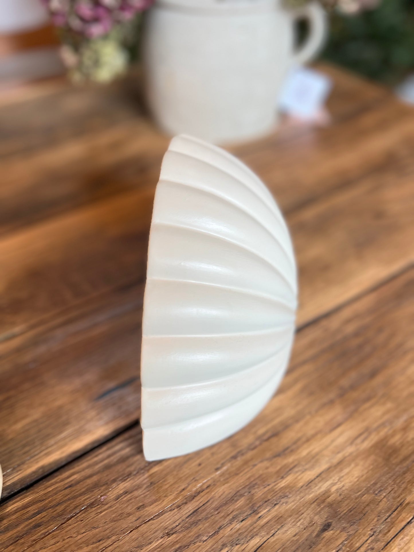 Coupelle à fixer au mur, à utiliser comme vide poche par exemple, peut aussi être adapté comme luminaire.