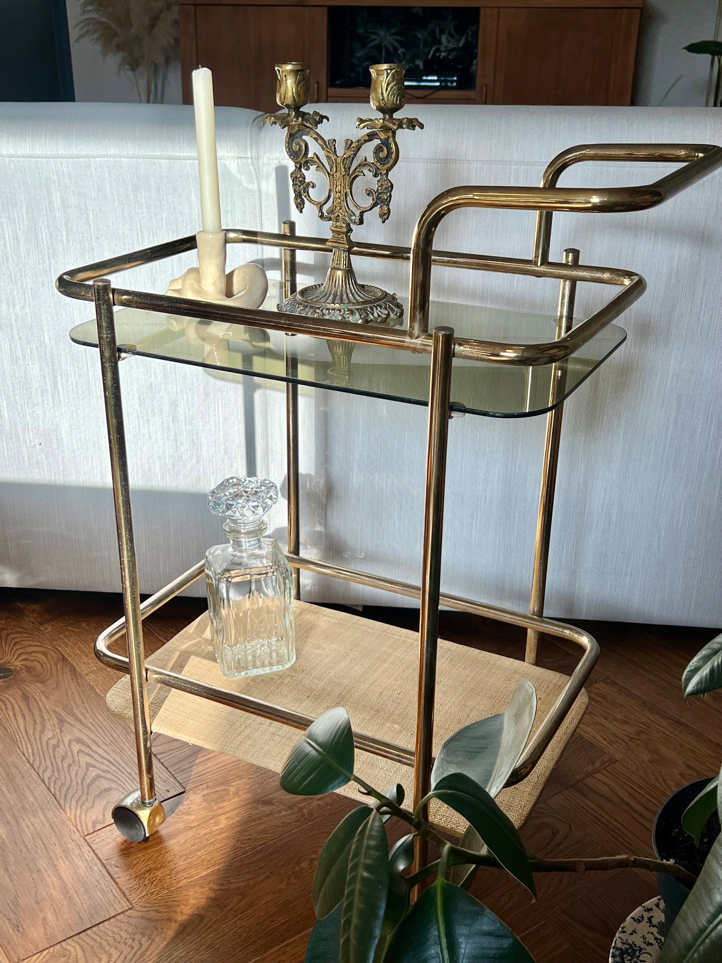 Petite desserte, vitre en verre fumé en haut, planche avec raphia en bas.