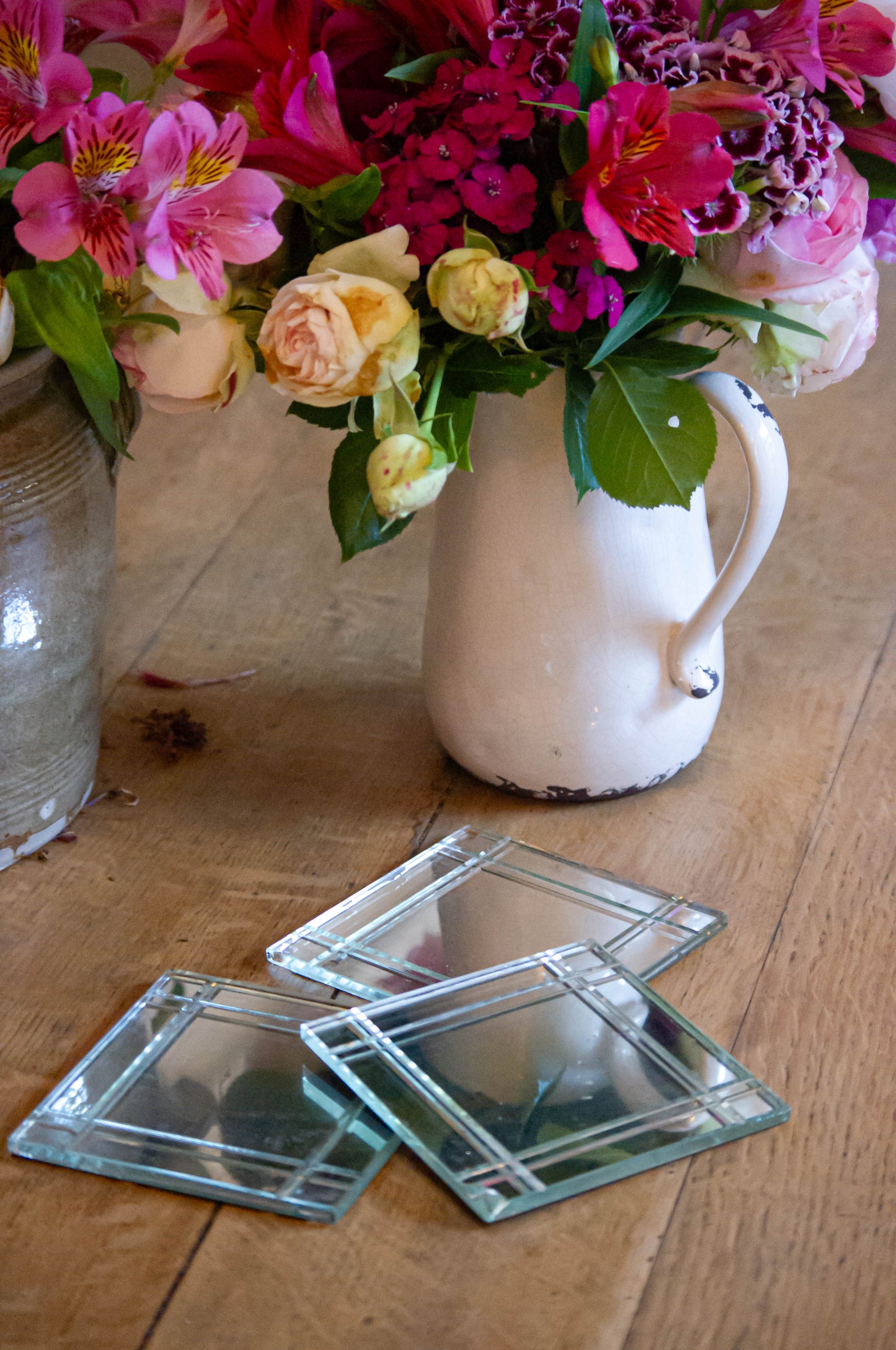 Dessous de verre miroir, arrière en feutrine, petits éclats et un peu piqué.