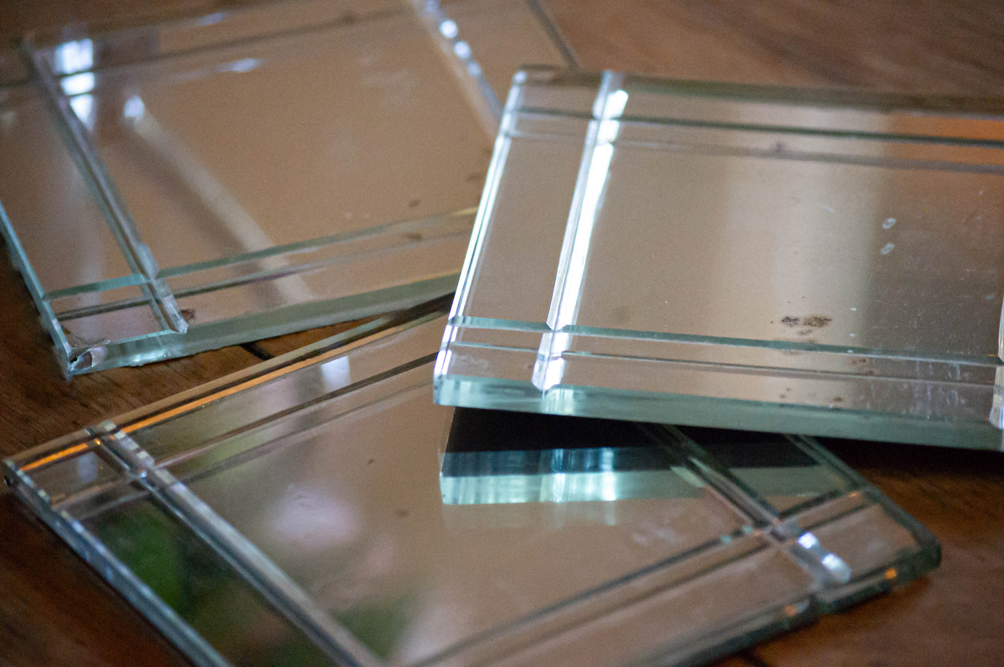 Dessous de verre miroir, arrière en feutrine, petits éclats et un peu piqué.
