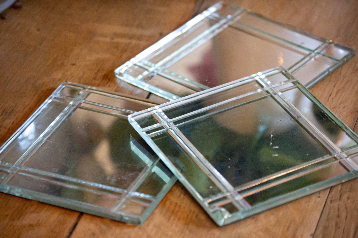 Dessous de verre miroir, arrière en feutrine, petits éclats et un peu piqué.