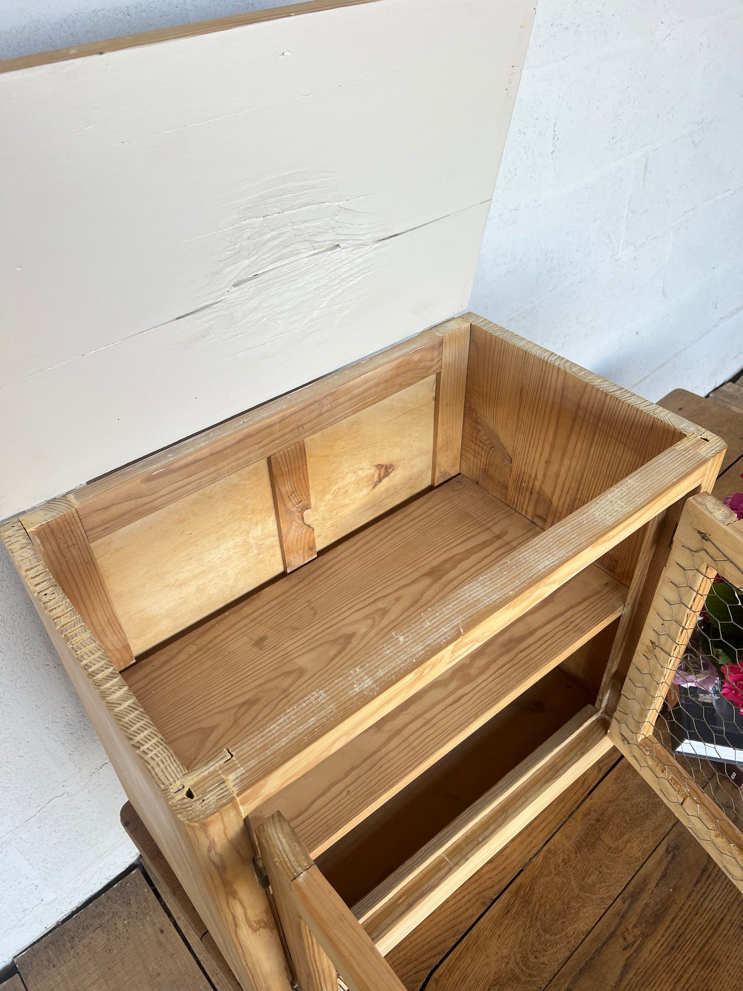 Petit garde manger, le plateau se soulève pour faire coffre, l'intérieur est peint en beige.