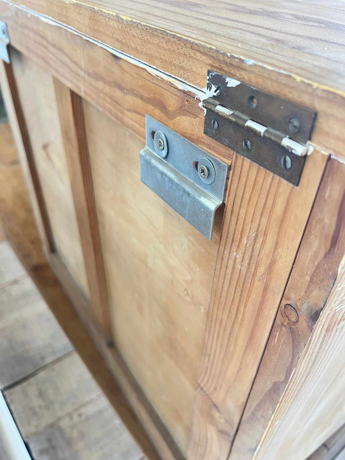 Petit garde manger, le plateau se soulève pour faire coffre, l'intérieur est peint en beige.