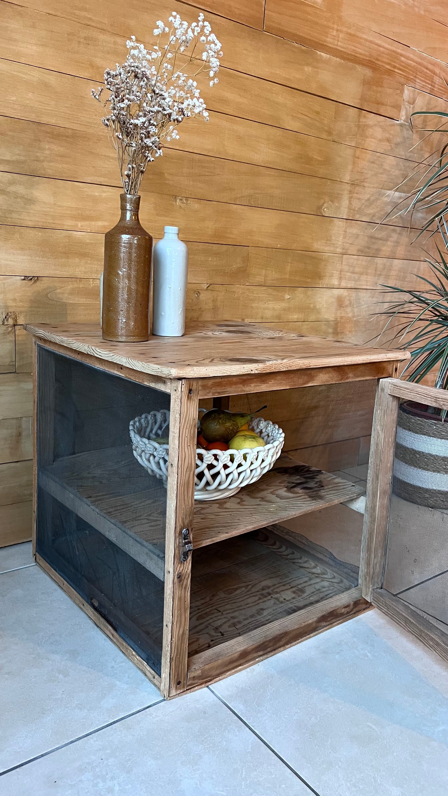 Petit garde manger en pin, le grillage est abimé à certains endroits.