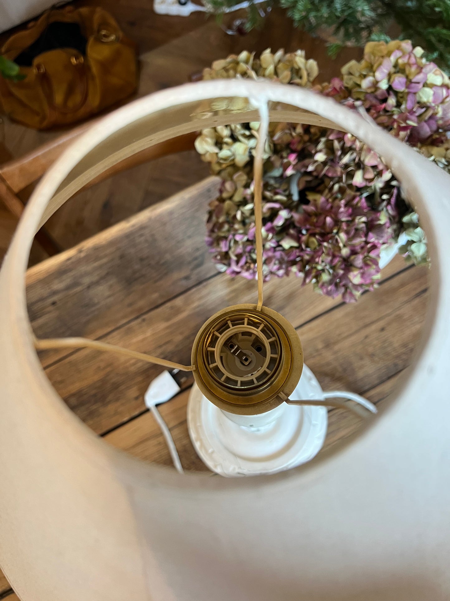 Lampe en bois, écaillée à certains endroits, l'abat jour est taché, l'électricité est neuve, la douille est une e27.