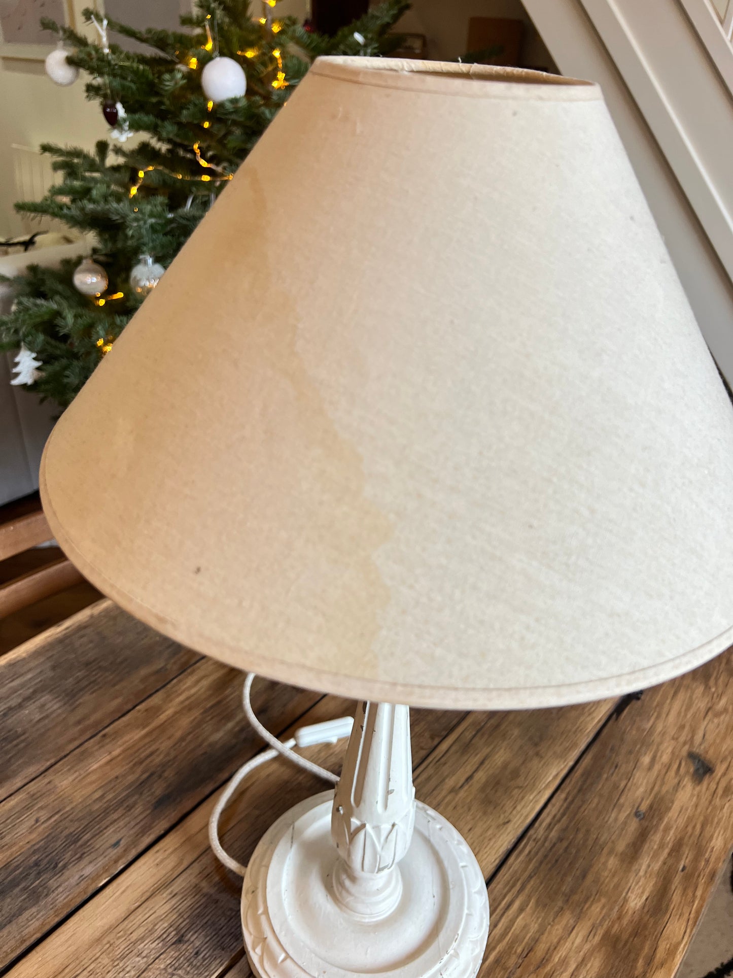 Lampe en bois, écaillée à certains endroits, l'abat jour est taché, l'électricité est neuve, la douille est une e27.