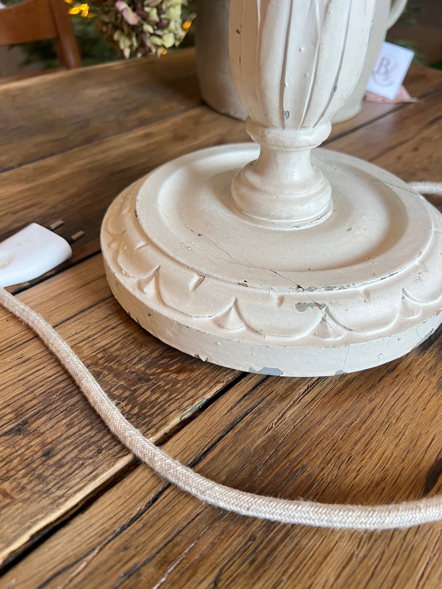 Lampe en bois, écaillée à certains endroits, l'abat jour est taché, l'électricité est neuve, la douille est une e27.