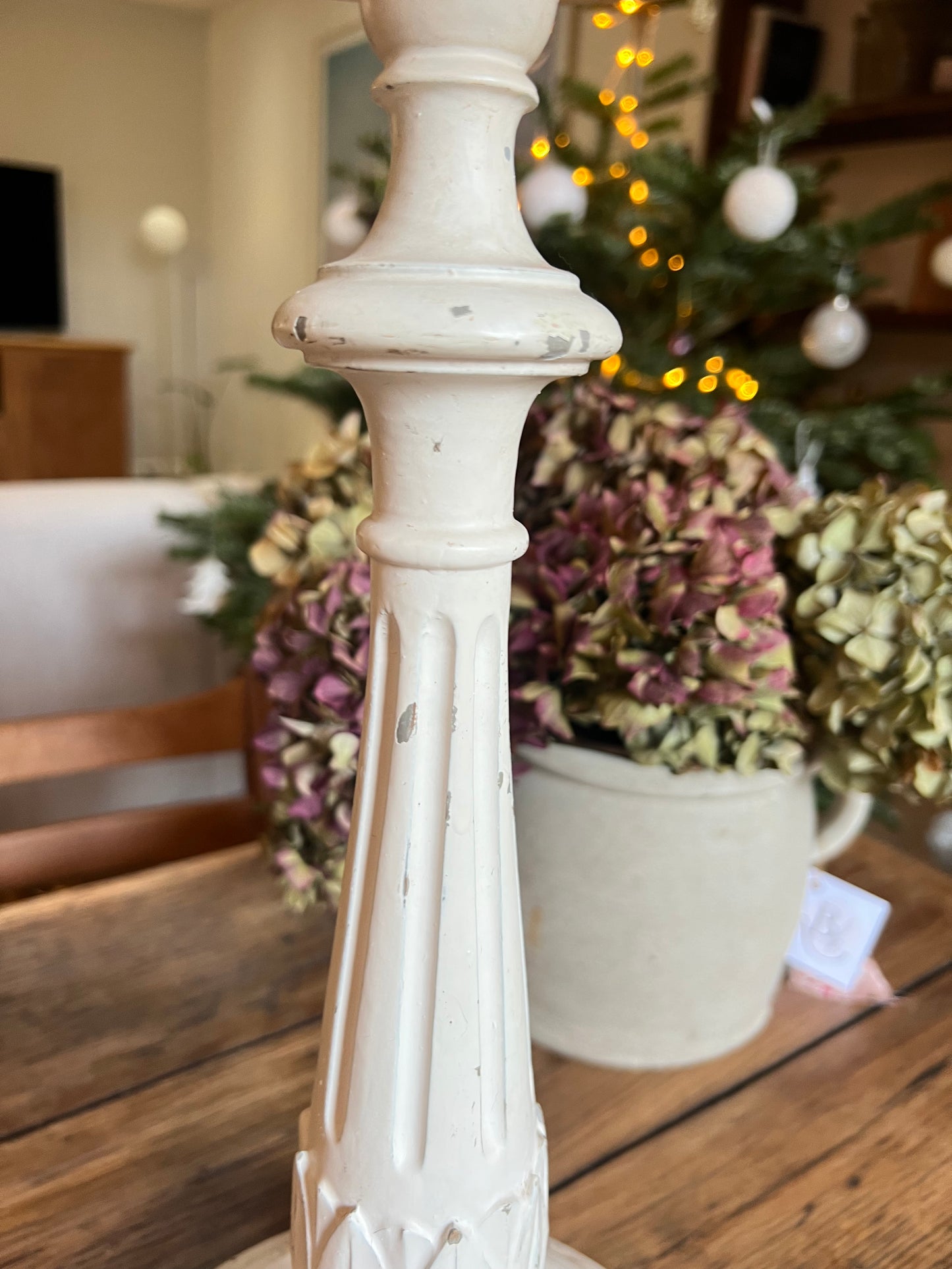 Lampe en bois, écaillée à certains endroits, l'abat jour est taché, l'électricité est neuve, la douille est une e27.