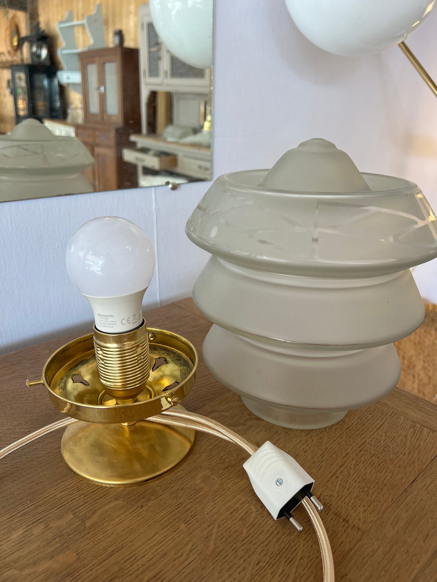 Lampe à poser, création unique, l'électricité est neuve, la verrerie art déco est chinée, la douille est une e27.
