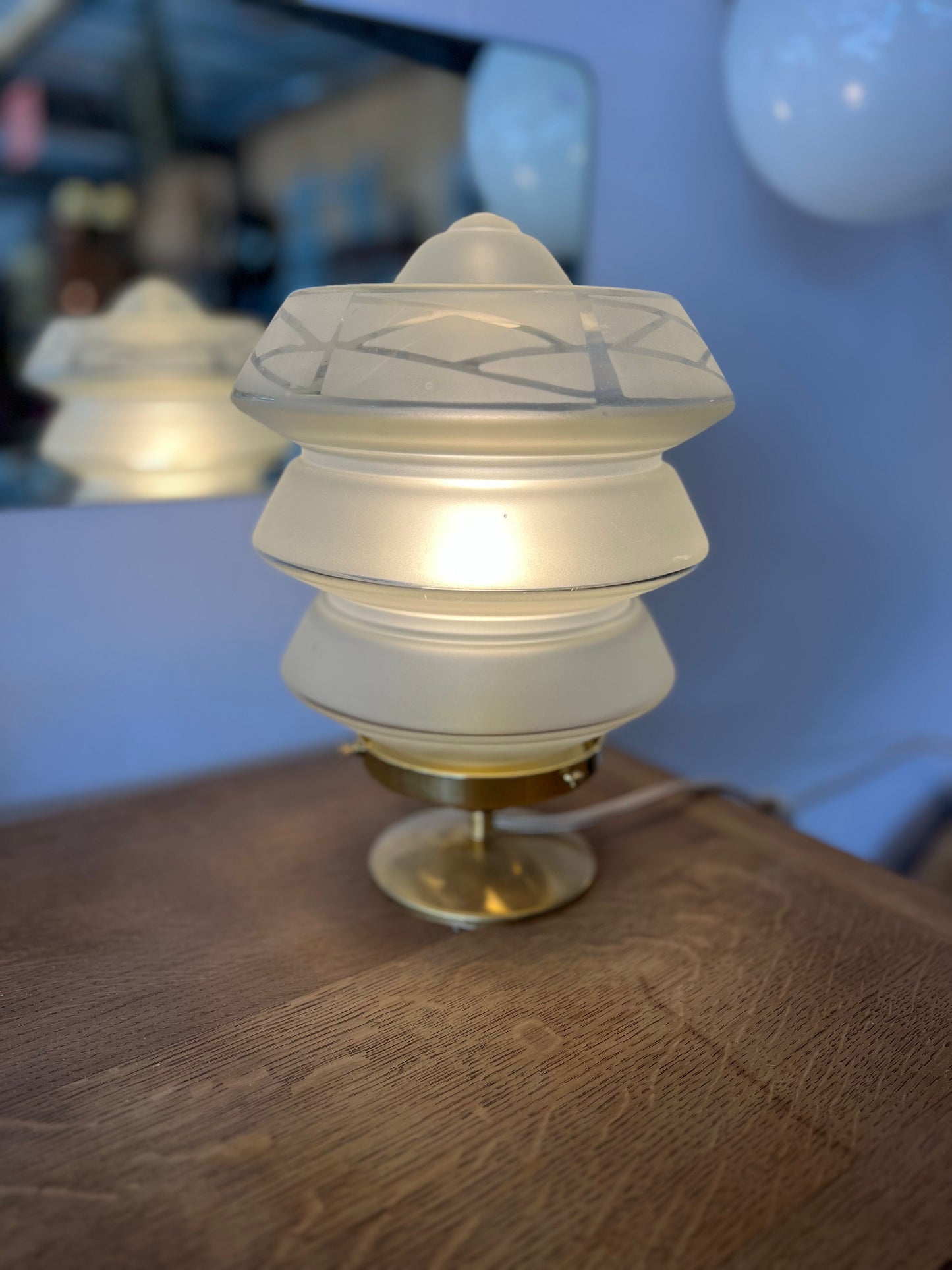 Lampe à poser, création unique, l'électricité est neuve, la verrerie art déco est chinée, la douille est une e27.