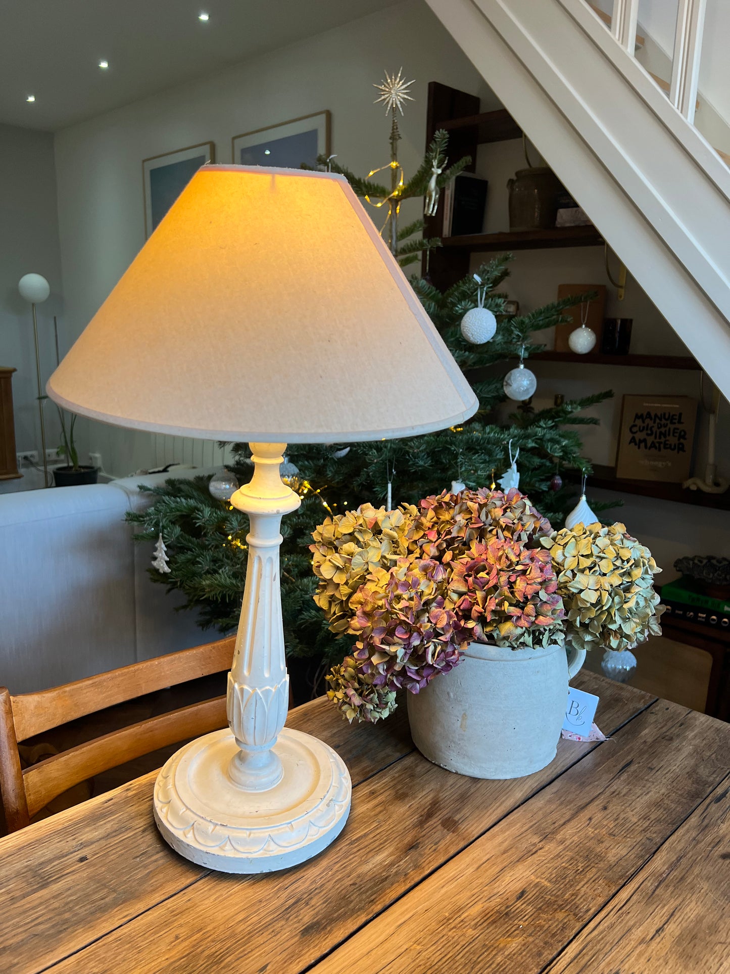 Lampe en bois, écaillée à certains endroits, l'abat jour est taché, l'électricité est neuve, la douille est une e27.