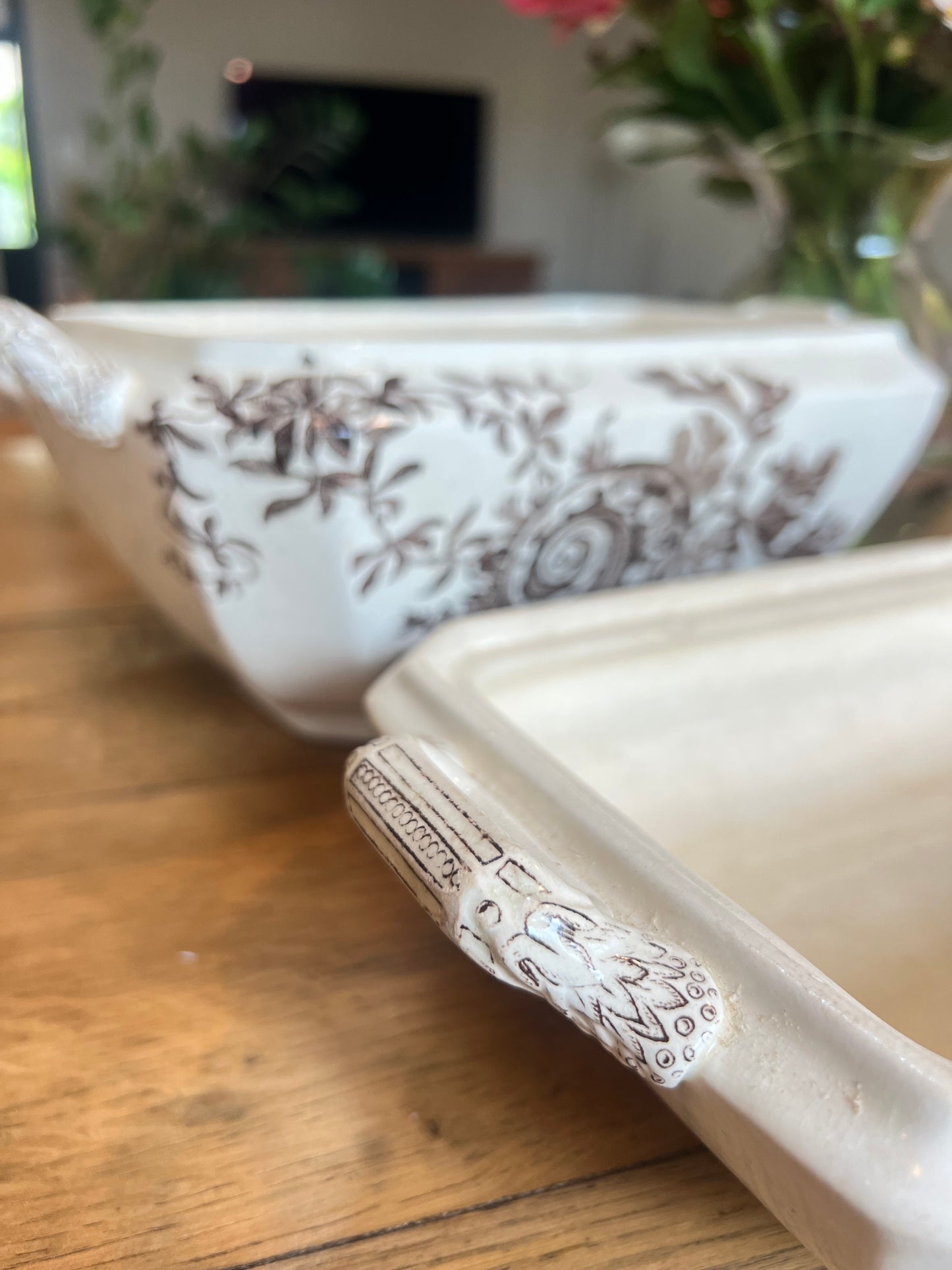 Légumiers Wedgwood, anglais, modèle Neptune, il manque les couvercles, des petits éclats en dessous.
