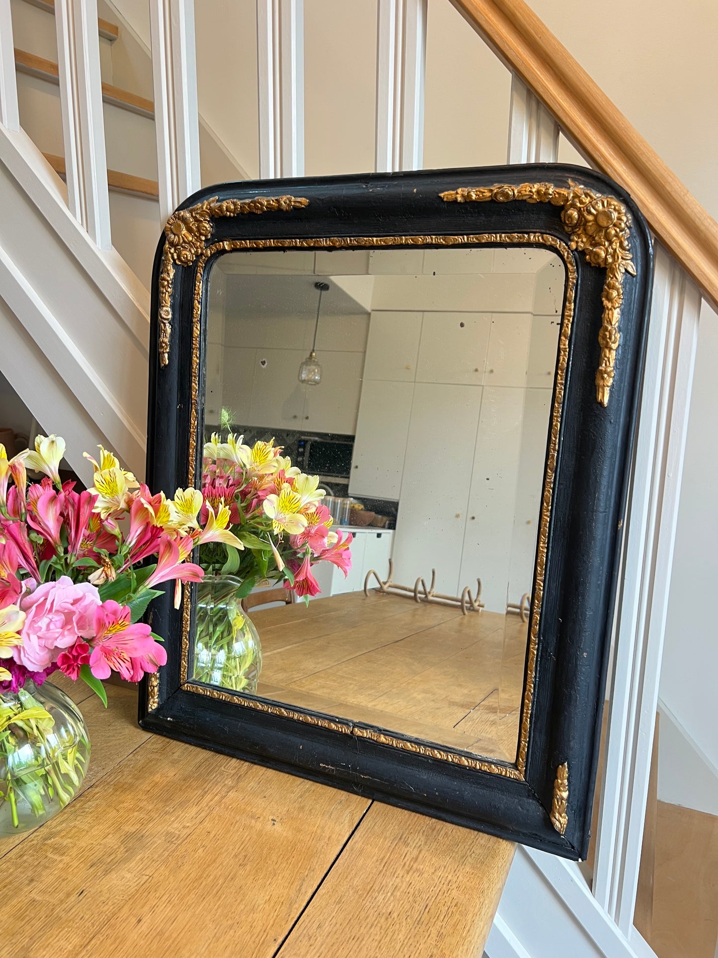 Miroir louis philippe noir et doré, vitre biseauté, cadre patiné, superbe.