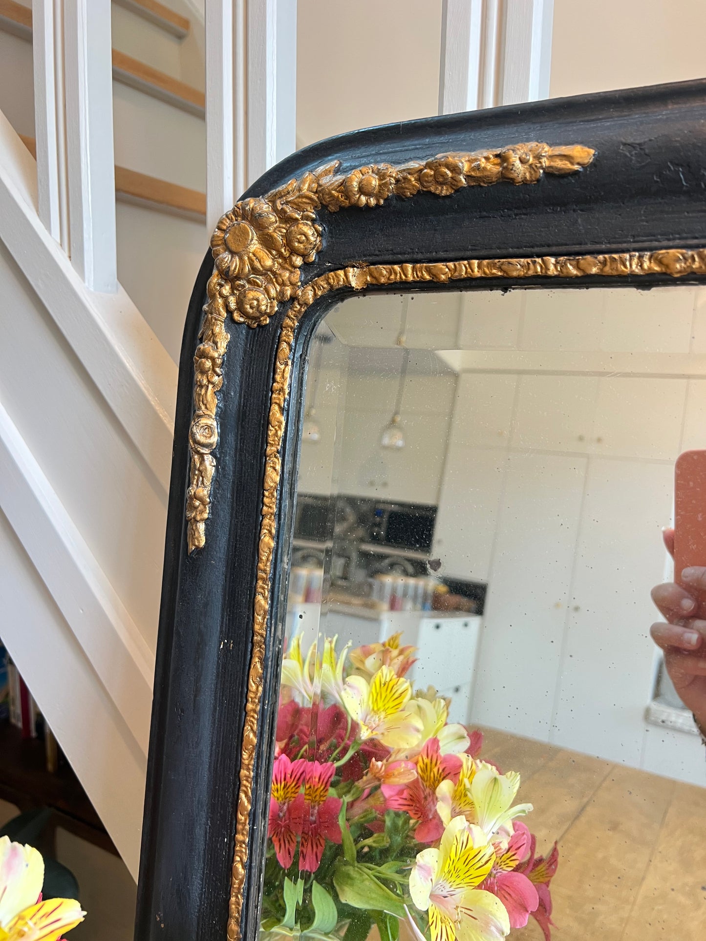 Miroir louis philippe noir et doré, vitre biseauté, cadre patiné, superbe.